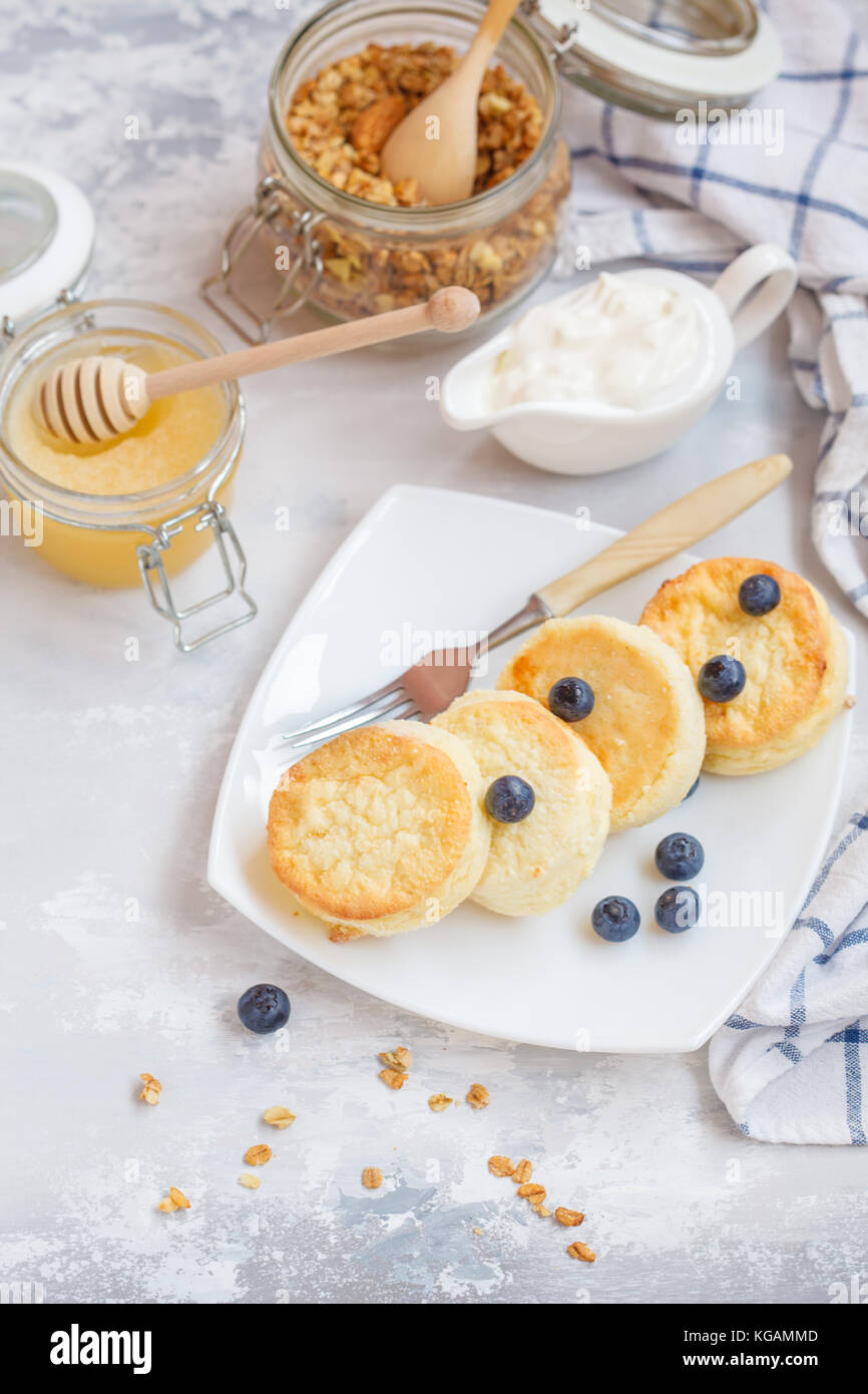 Petit Dejeuner Fait Maison Gateaux Au Fromage Blanc Et Granola Au Miel Yaourt Creme Fraiche Et Lait Petit Dejeuner Muesli Sain Concept Photo Stock Alamy
