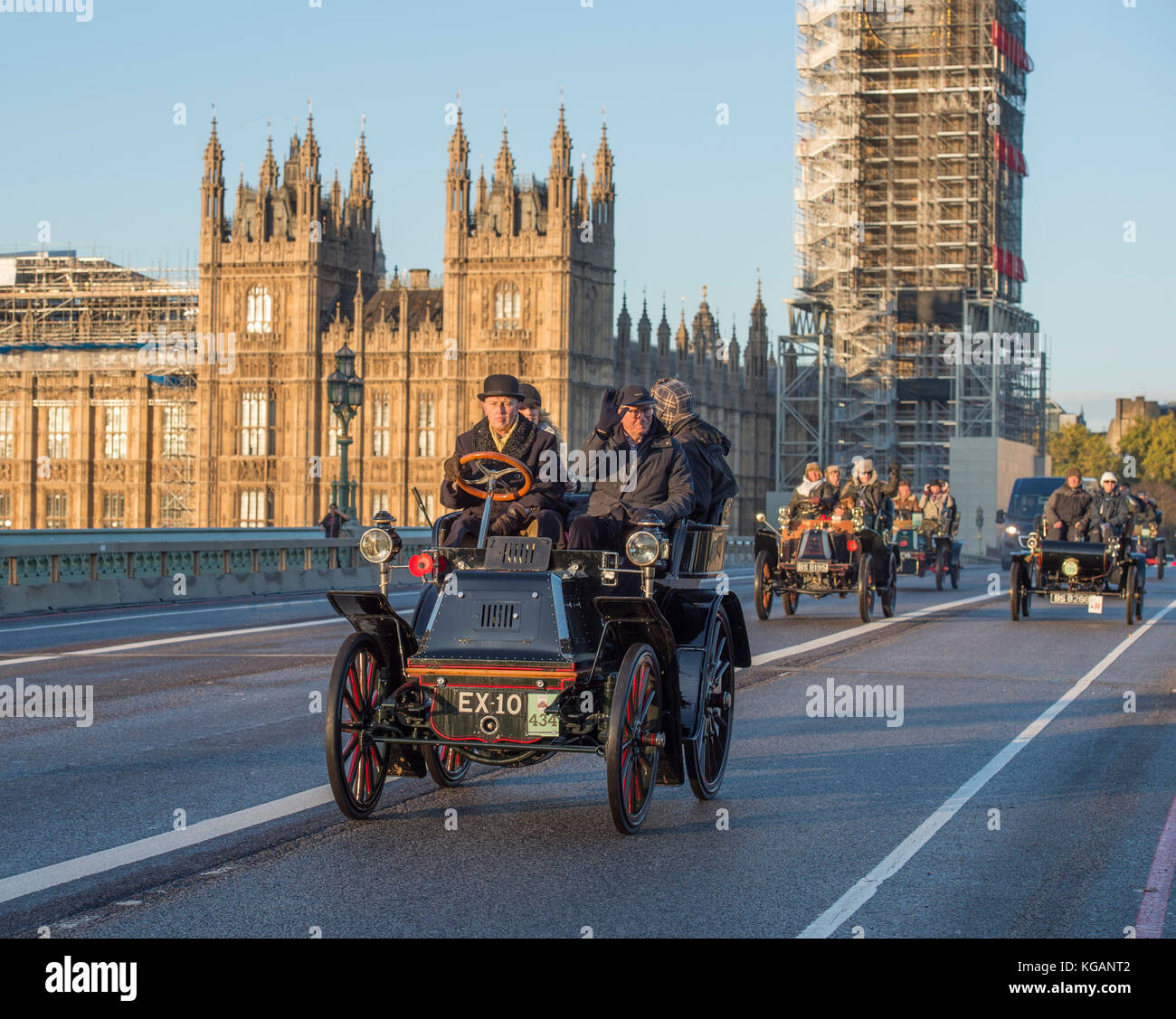 5 novembre 2017. Bonhams de Londres à Brighton, le plus long événement automobile au monde, traverse le pont de Westminster au lever du soleil. Banque D'Images