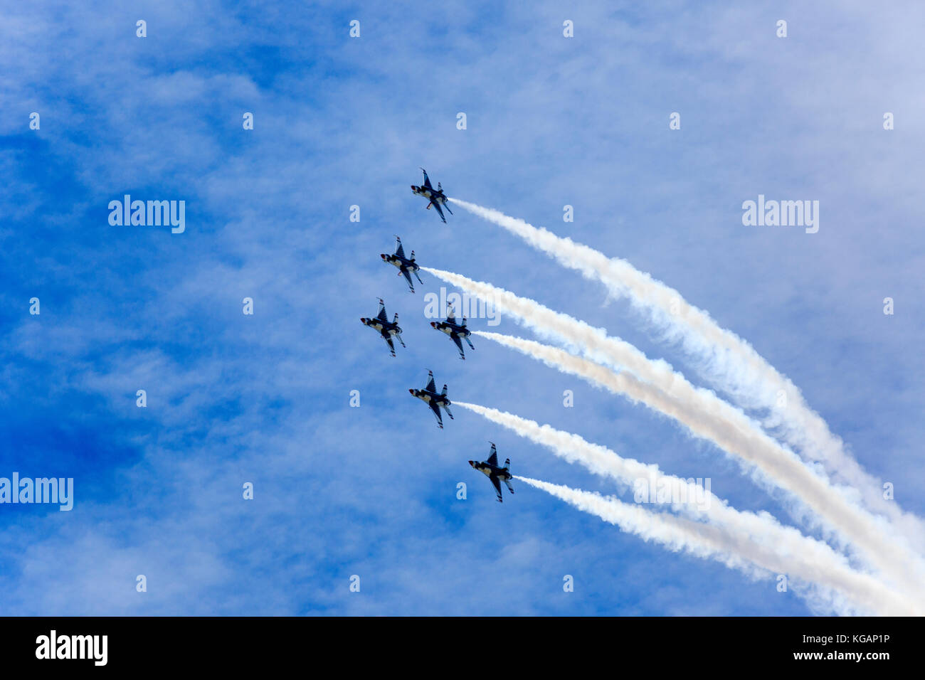 Les six de l'US Air Force Thunderbirds rouler à l'envers dans leurs acrobaties aériennes de précision pendant les 'Warriors sur les monts Wasatch Air Show. Banque D'Images