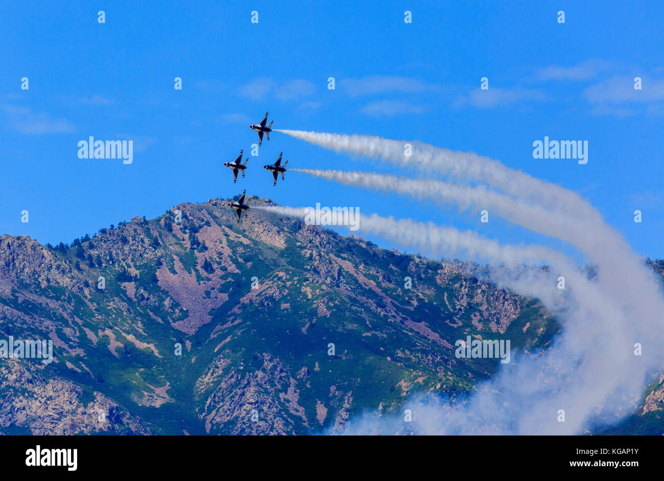 Dans cette photo, quatre des six U.S. Air Force Thunderbirds effectuez un balayage de tourner avec les montagnes Wasatch près de Layton, Utah, USA. Banque D'Images