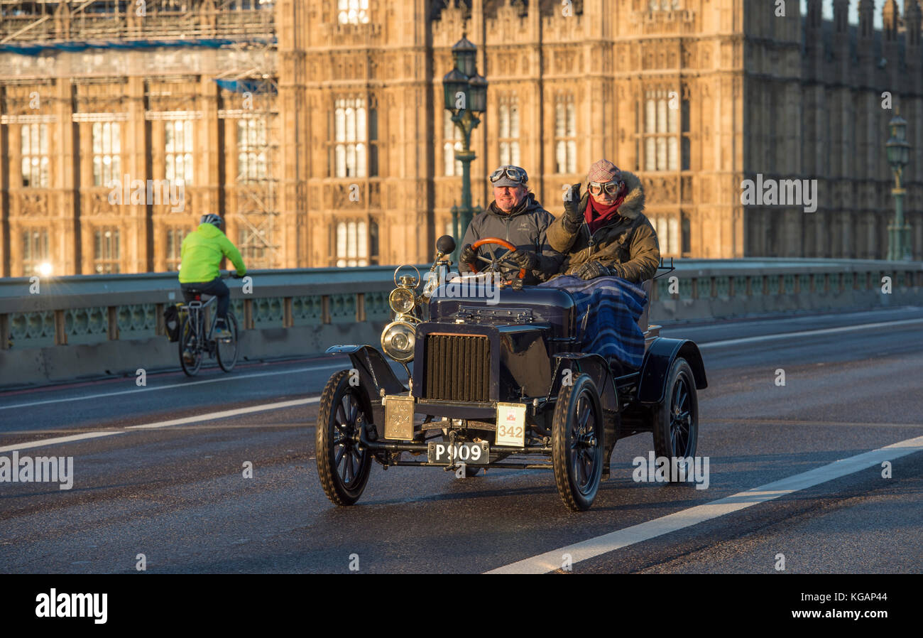 5 novembre 2017. Bonhams de Londres à Brighton, le plus long événement automobile au monde, 1904 Rover sur le pont de Westminster. Banque D'Images