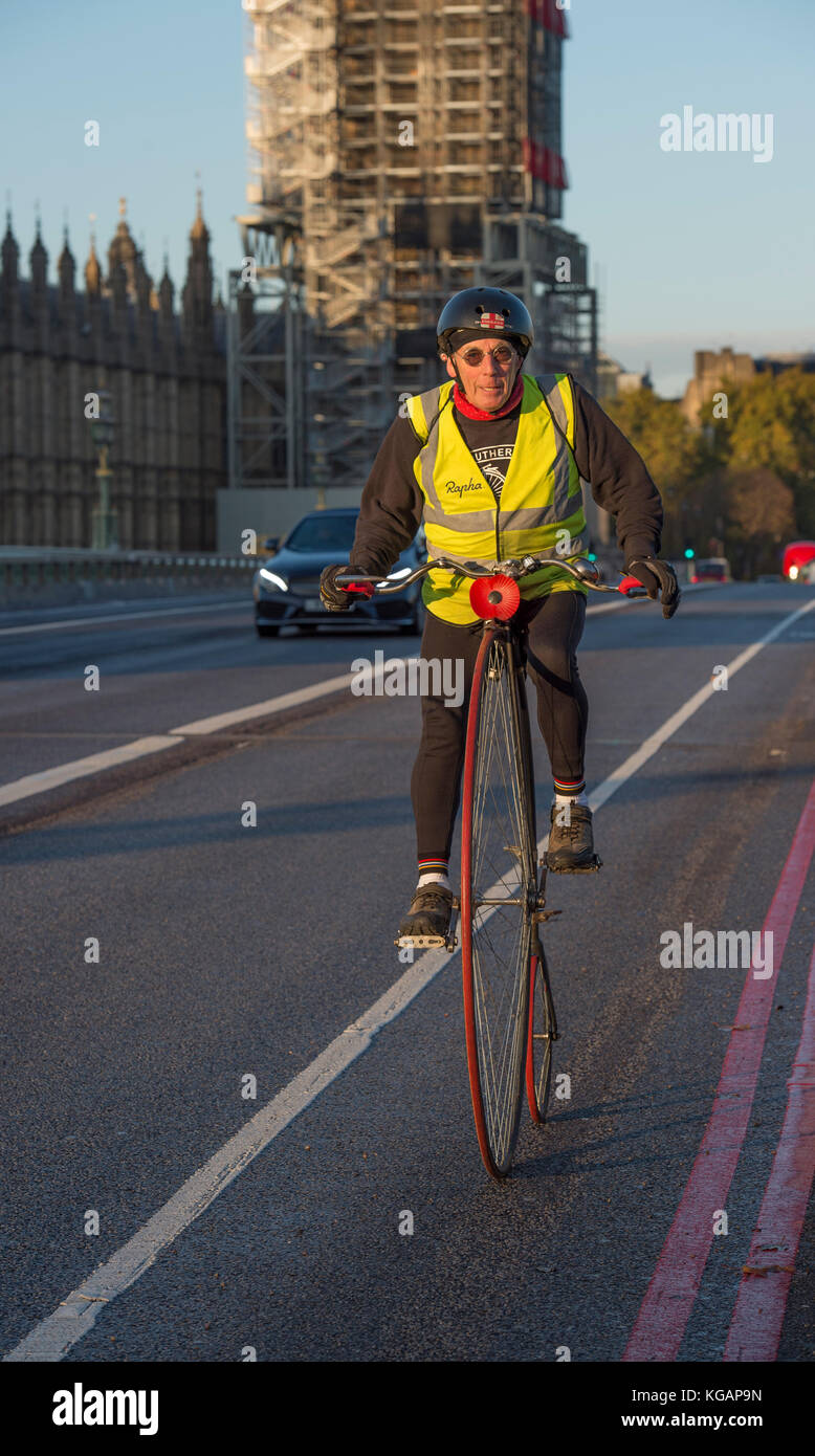 5 novembre 2017. Bonhams de Londres à Brighton, une course de voiture de vétéran, un penny farthing vélo traverse le pont de Westminster au lever du soleil. Banque D'Images