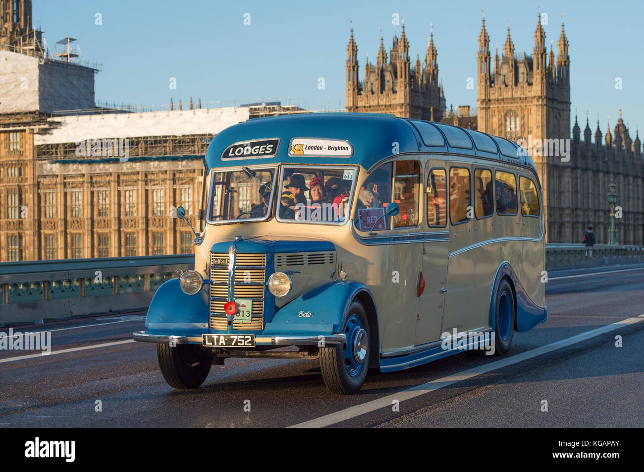 5 novembre 2017. Bonhams de Londres à Brighton, le plus long événement automobile au monde, traverse le pont de Westminster. Banque D'Images