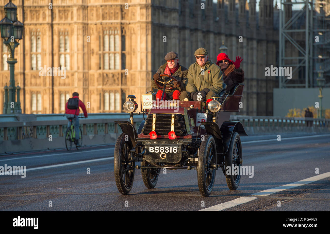 5 novembre 2017. Bonhams de Londres à Brighton, la course automobile de vétéran, la plus longue course automobile au monde, 1900 Daimler sur le pont de Westminster. Banque D'Images