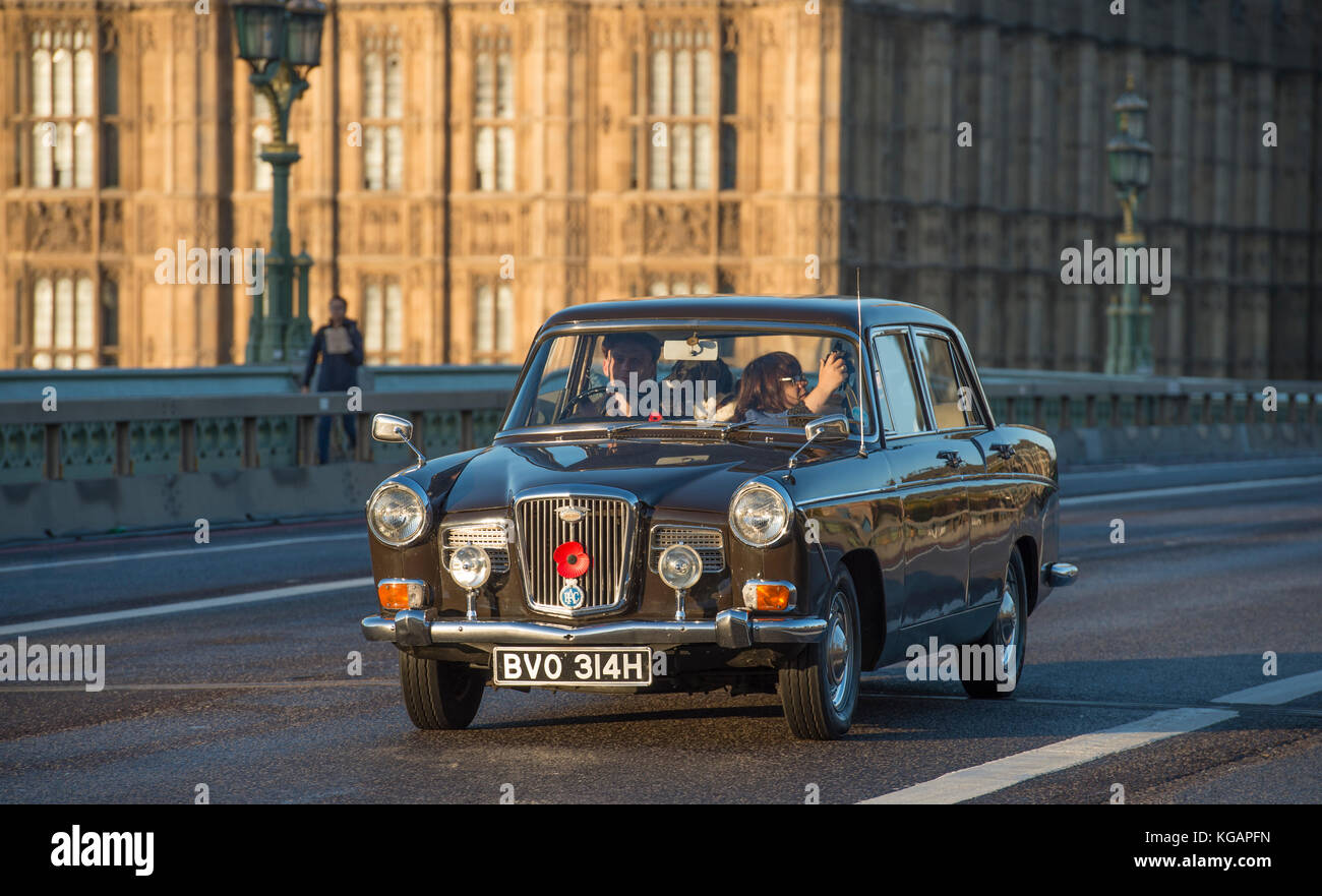 5 novembre 2017. Bonhams de Londres à Brighton, une voiture de vétéran traverse le pont de Westminster. Un Wolseley 16/60 des années 1960 rejoint le cortège. Banque D'Images