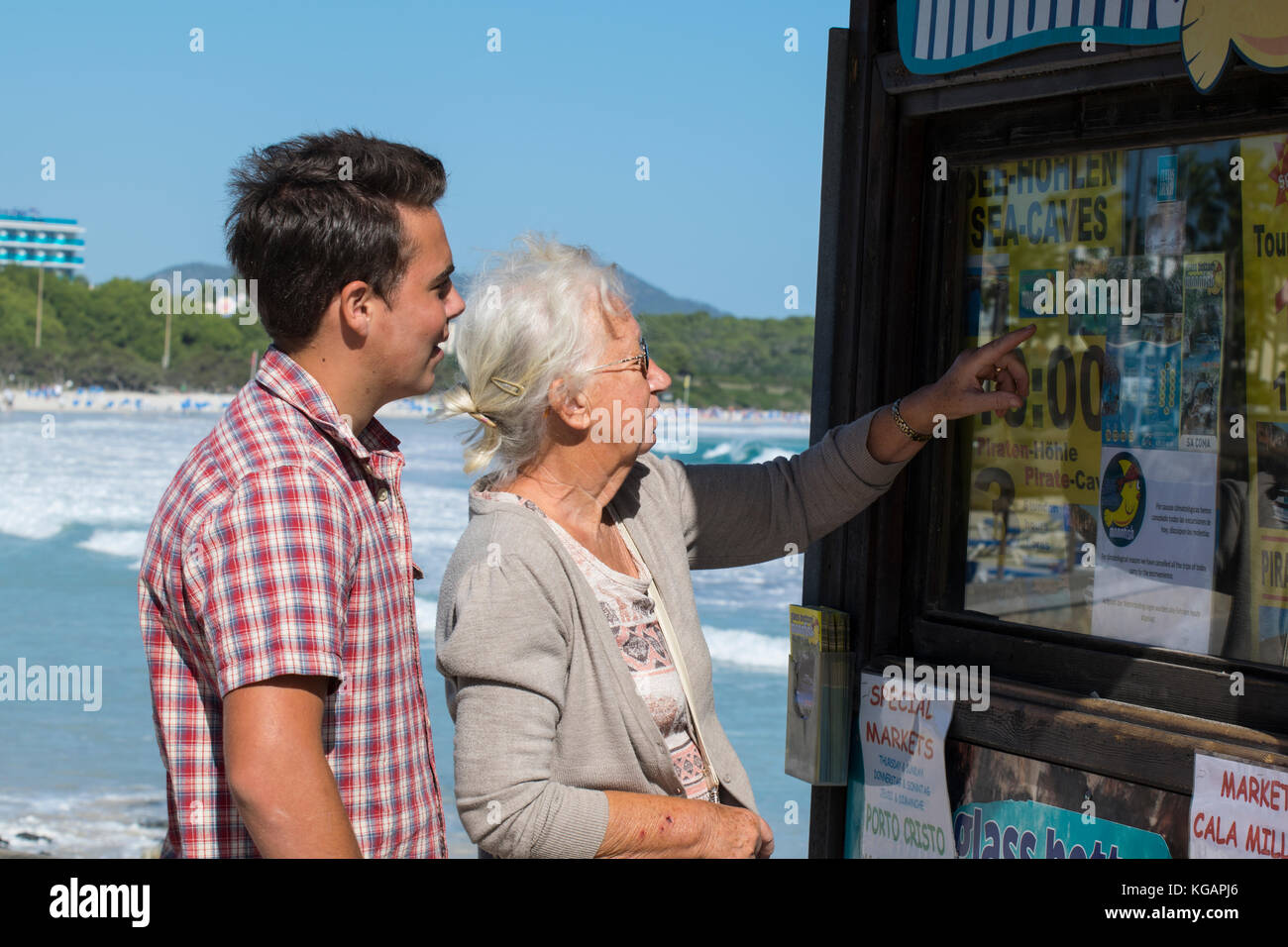 Jeune homme et sa grand-mère par la mer, Mallorca, Espagne Banque D'Images