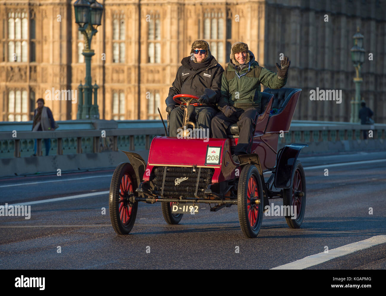 5 novembre 2017. Bonhams de Londres à Brighton, la course de voiture de vétéran, la plus longue course automobile au monde, 1903 Cadillac sur le pont de Westminster. Banque D'Images