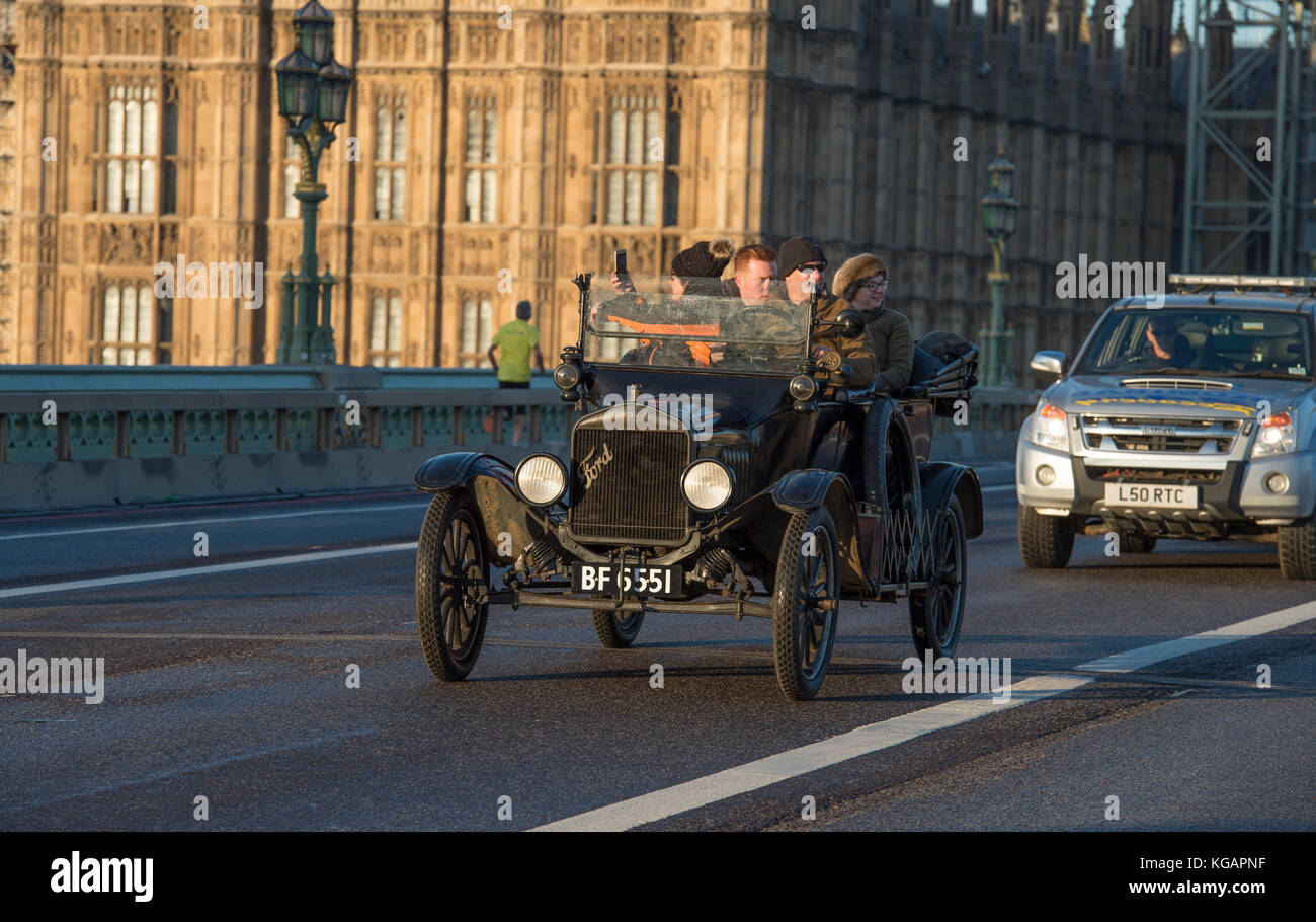 5 novembre 2017. Bonhams de Londres à Brighton, le plus long événement automobile au monde, Ford sur le pont de Westminster au lever du soleil. Banque D'Images