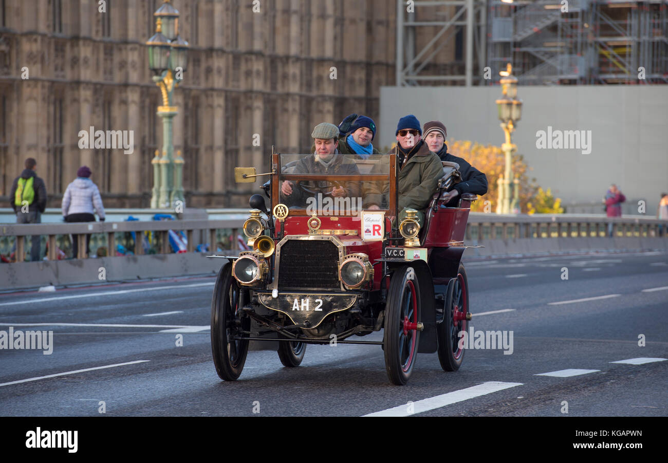 5 novembre 2017. Bonhams de Londres à Brighton, le plus long événement automobile au monde, traverse le pont de Westminster au lever du soleil. Banque D'Images