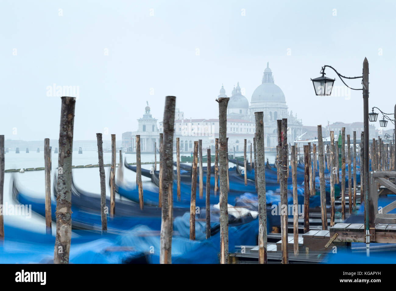 L'Italie, Venise, vue sur les gondoles amarrées à la basilique Santa Maria della Salute sur un matin brumeux. Banque D'Images