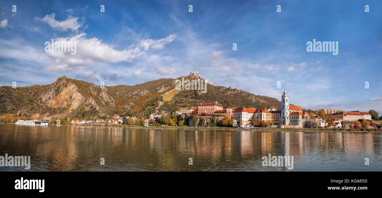 Dürnstein château et village avec danube en Autriche Banque D'Images