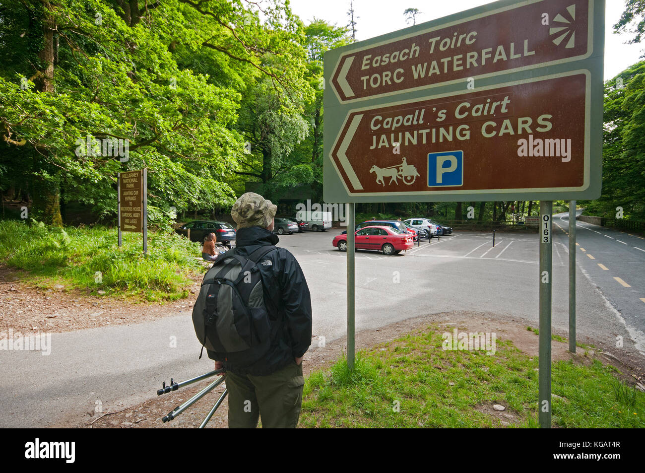 Près de tourisme un signe à Torc Waterfall et jaunting cars park, le Parc National de Killarney, comté de Kerry, Irlande Banque D'Images