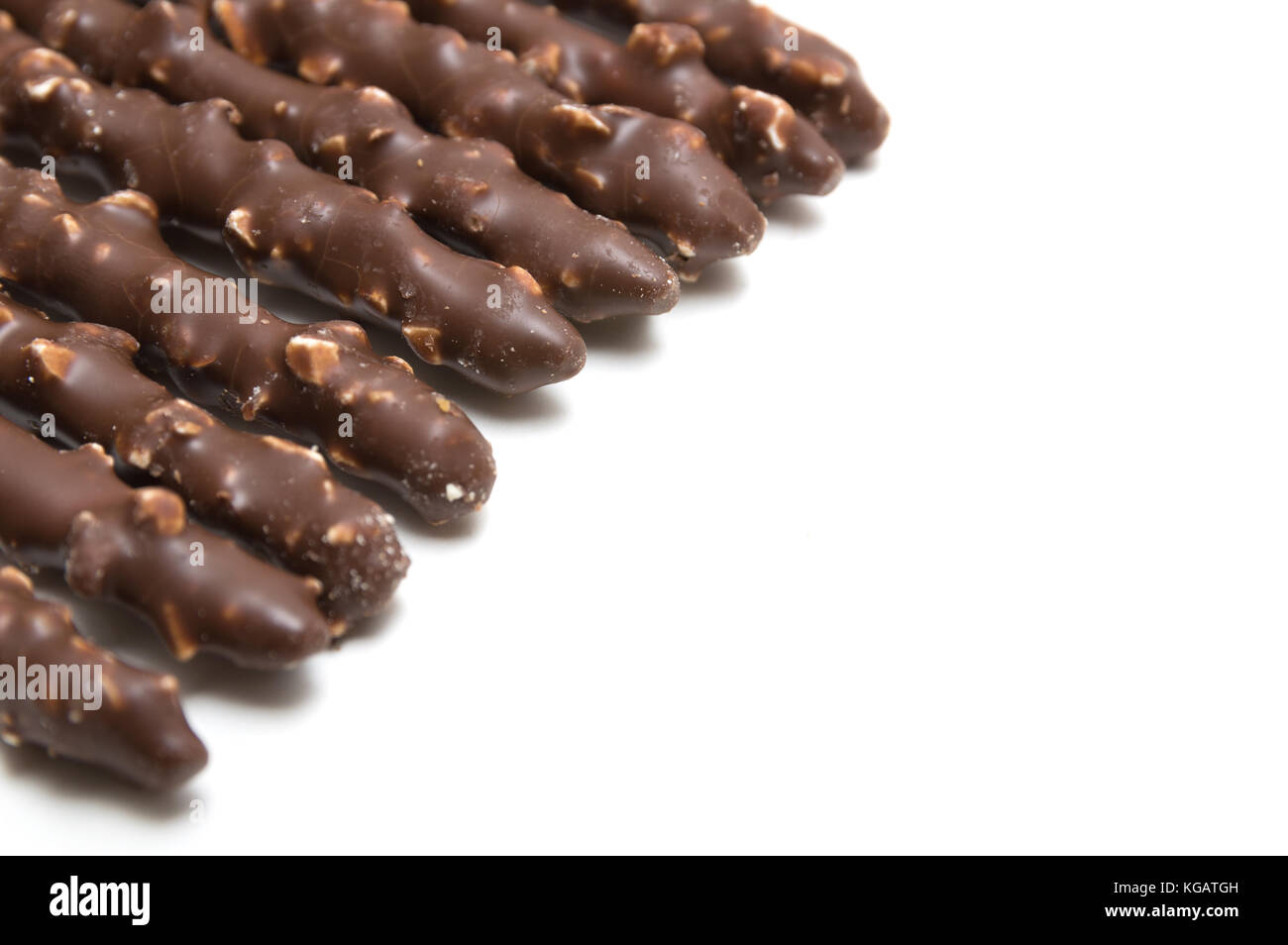 Biscuit Chocolat noir fourré bâton sur fond blanc Banque D'Images