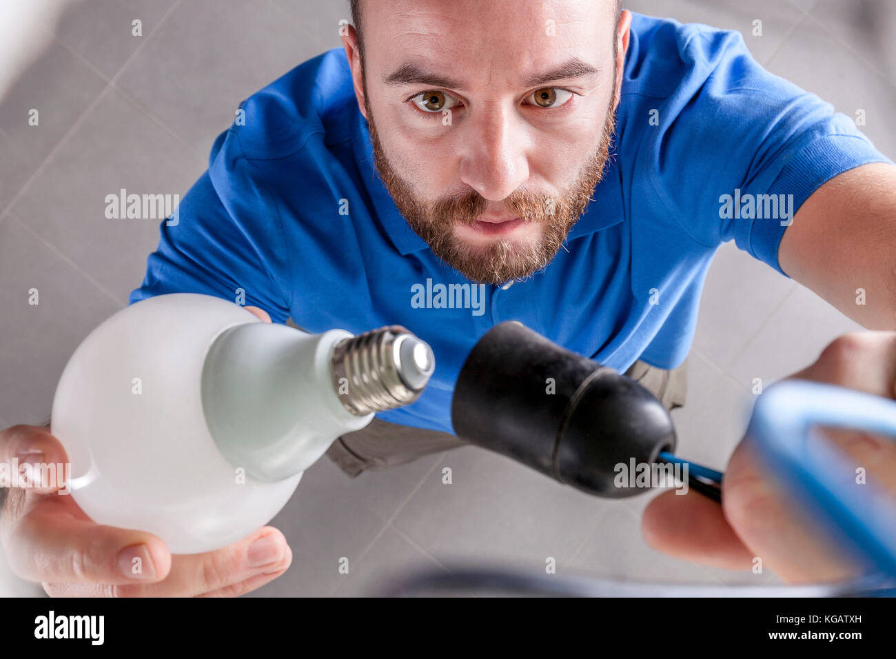 Portrait of caucasian electrician au travail Banque D'Images