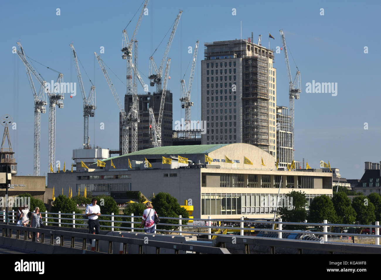 Grues utilisées pour Southbank, le nouveau logement résidentiel mixte, bureaux et espaces commerciaux en cours d'élaboration sur la rive sud près de Waterloo Ra Banque D'Images