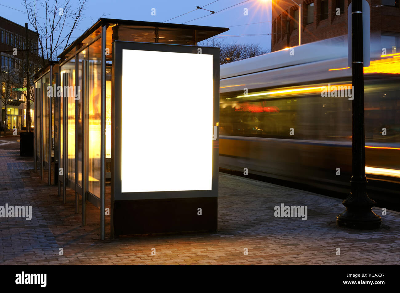 Blank billboard sur l'abri bus de nuit Banque D'Images