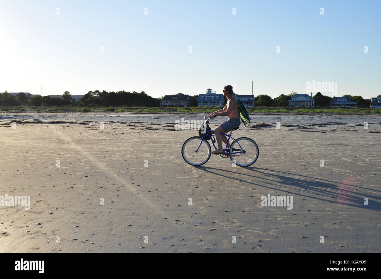 Promenade en vélo sur la plage Banque D'Images