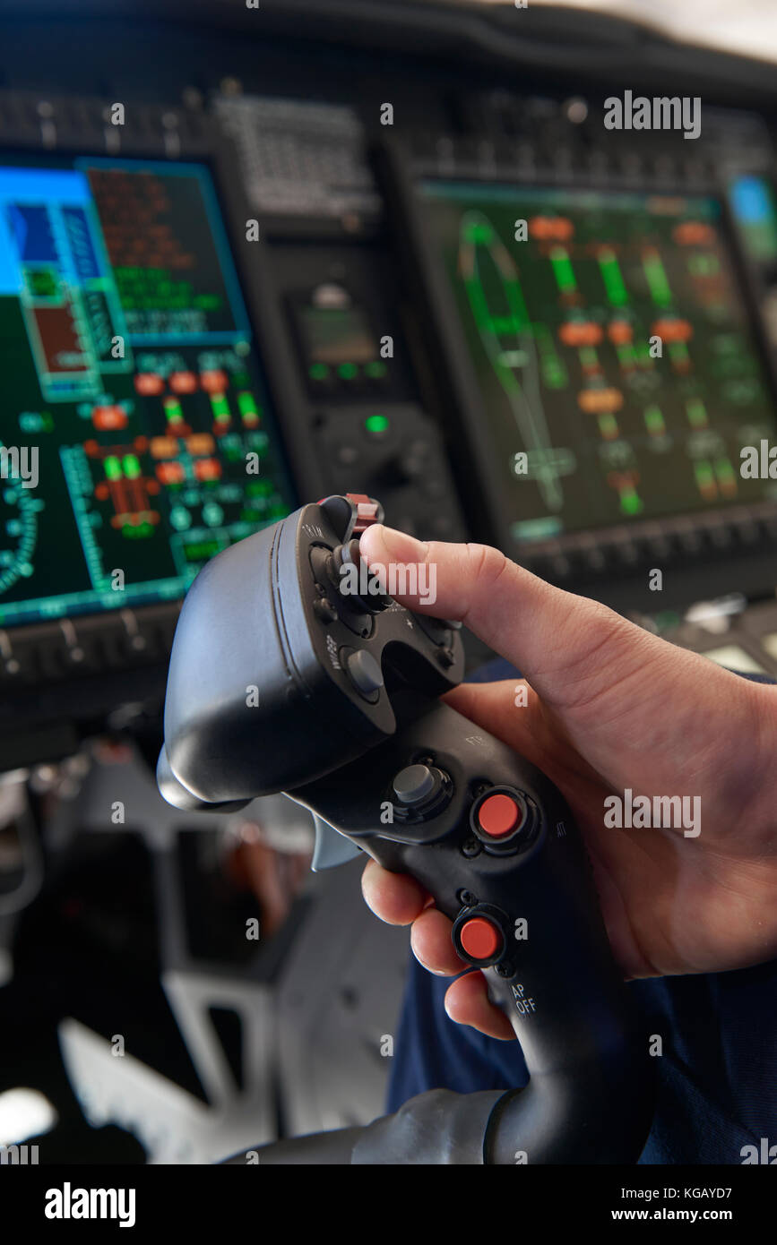 Close up holding pilote joystick en pilotage d'hélicoptère Banque D'Images