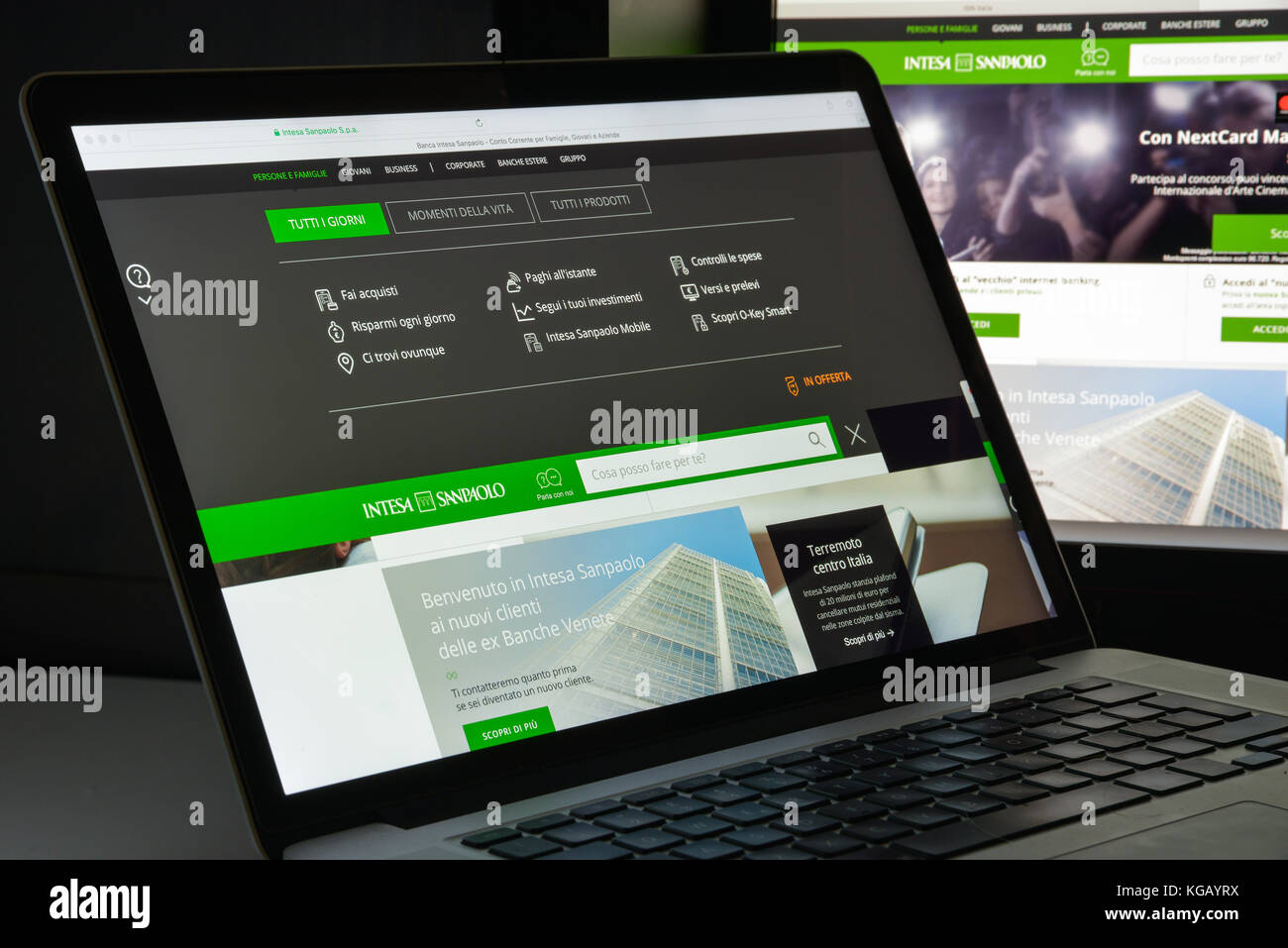 Milan, Italie - 10 août 2017 : page d'accueil du site Web de la banque Intesa Sanpaolo. Il s'agit d'un groupe bancaire issu de la fusion entre Banca Intesa et Sanpao Banque D'Images
