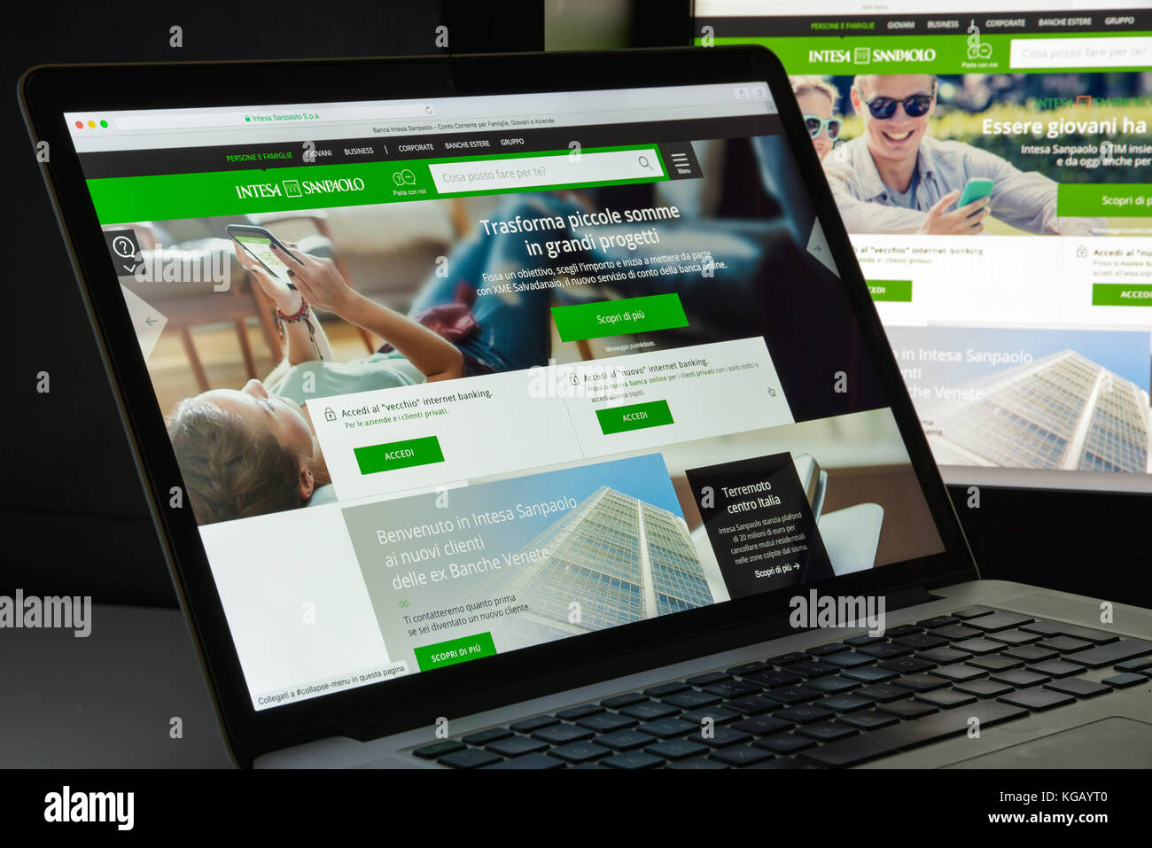 Milan, Italie - 10 août 2017 : page d'accueil du site Web de la banque Intesa Sanpaolo. Il s'agit d'un groupe bancaire issu de la fusion entre Banca Intesa et Sanpao Banque D'Images