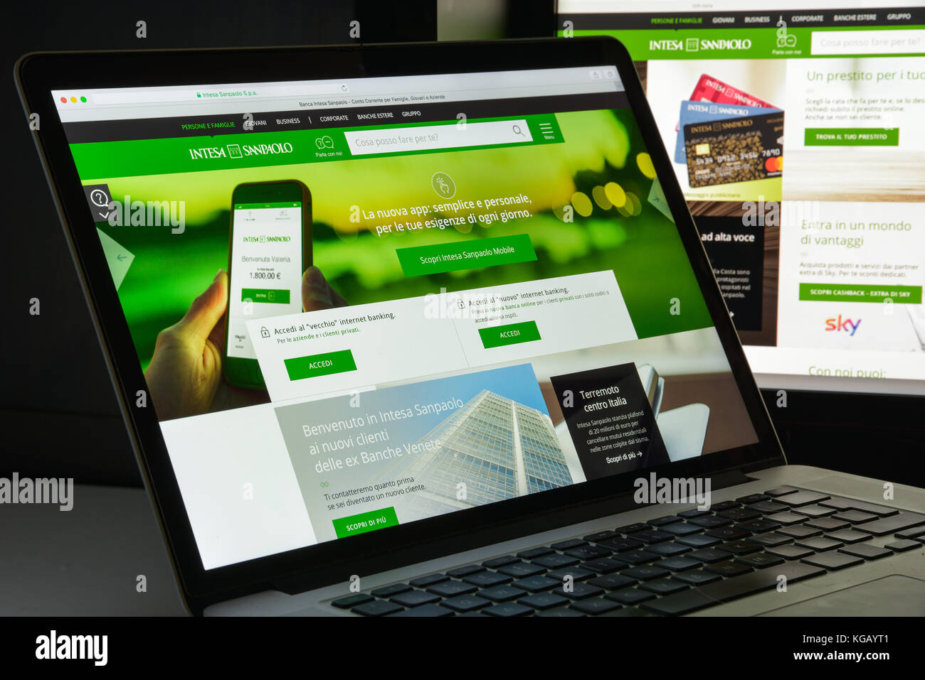 Milan, Italie - 10 août 2017 : page d'accueil du site Web de la banque Intesa Sanpaolo. Il s'agit d'un groupe bancaire issu de la fusion entre Banca Intesa et Sanpao Banque D'Images