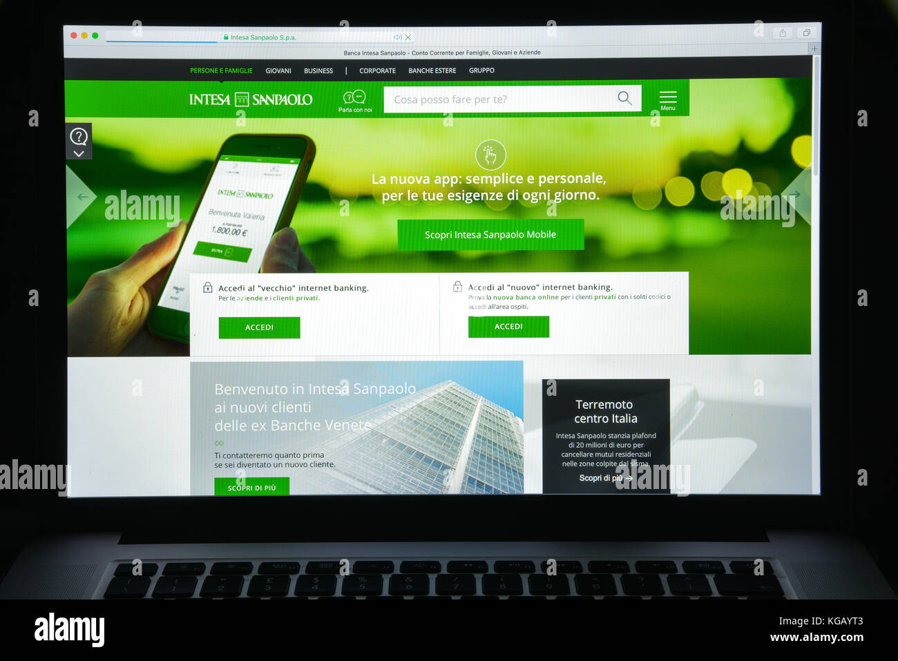 Milan, Italie - 10 août 2017 : page d'accueil du site Web de la banque Intesa Sanpaolo. Il s'agit d'un groupe bancaire issu de la fusion entre Banca Intesa et Sanpao Banque D'Images