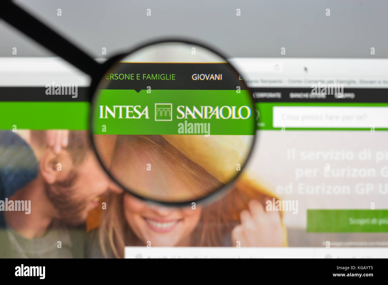 Milan, Italie - 10 août 2017 : la banque Intesa Sanpaolo accueil du site.  c'est un groupe bancaire issu de la fusion entre Banca Intesa et sanpao  Photo Stock - Alamy