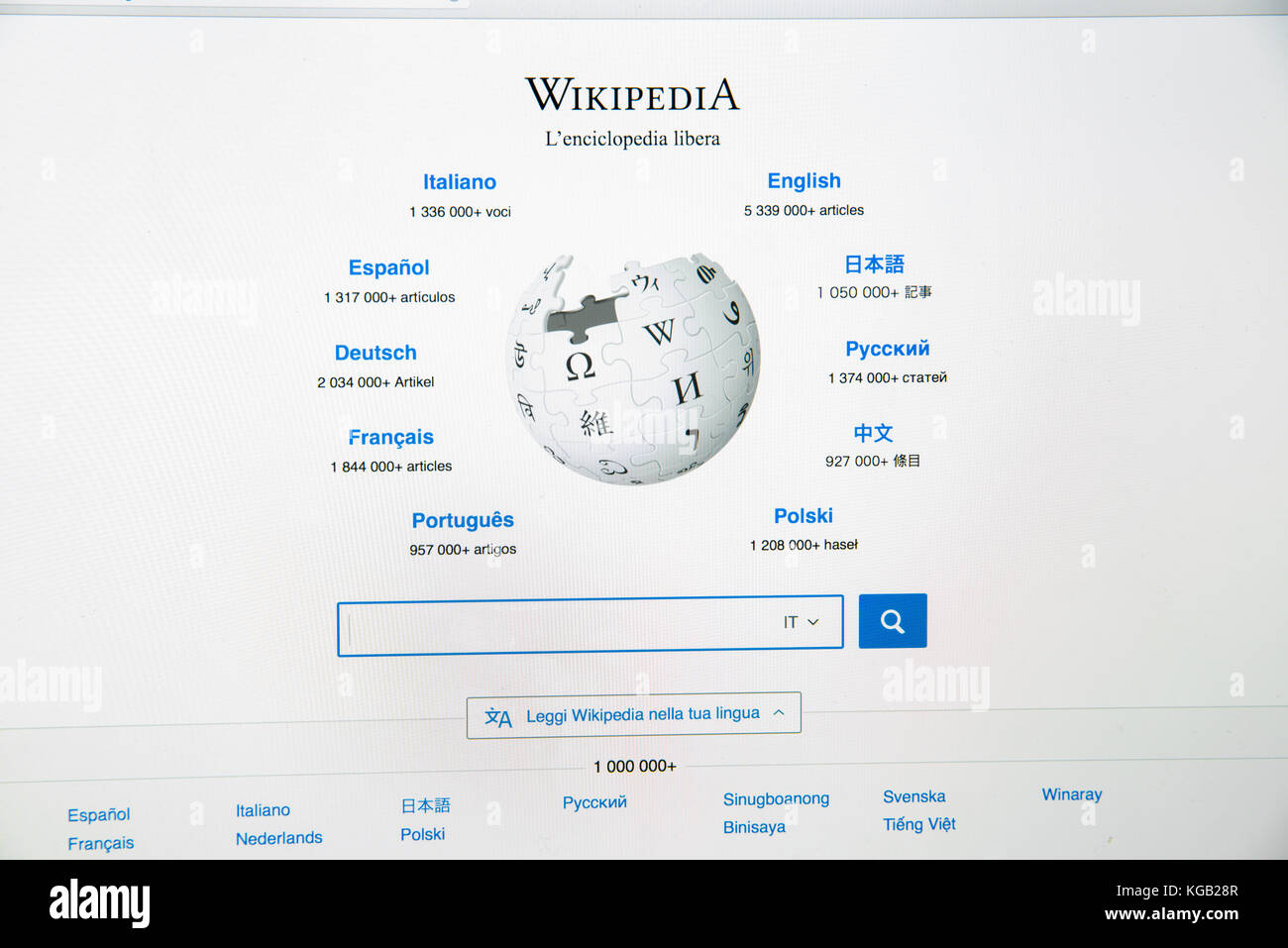Milan, Italie - 27 février 2017 : wikipedia site sur un écran d'ordinateur portable. logo wikipedia.org Banque D'Images