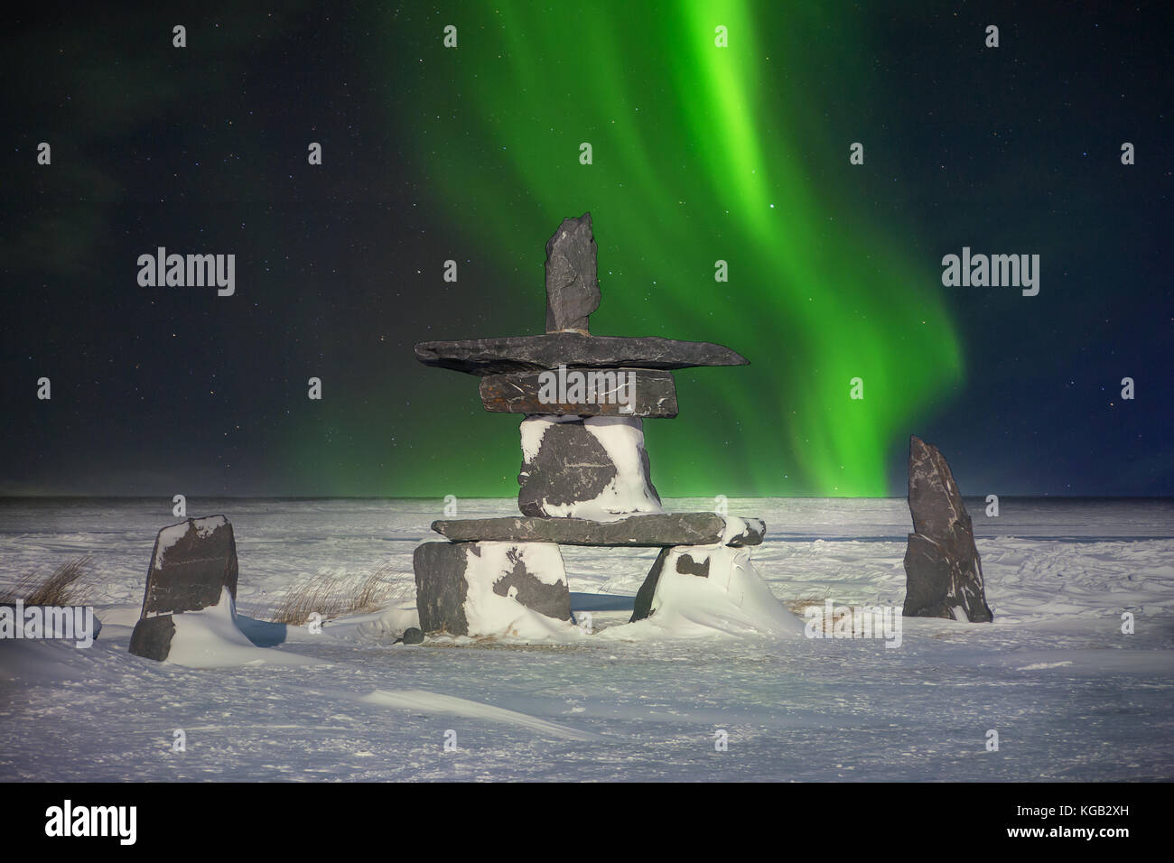 Un Symbole Du Nord Canadien Un Inukshuk En Pierre Est Assis Dans La Neige Avec Les Aurores 4607