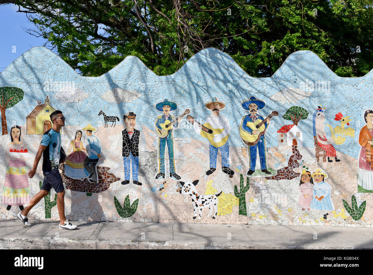 Peinture murale par Jose Fuster et collaborateurs à Jaimanitas, une région économiquement faible près de La Havane Cuba qui a été transformé en un quartier artistique Banque D'Images