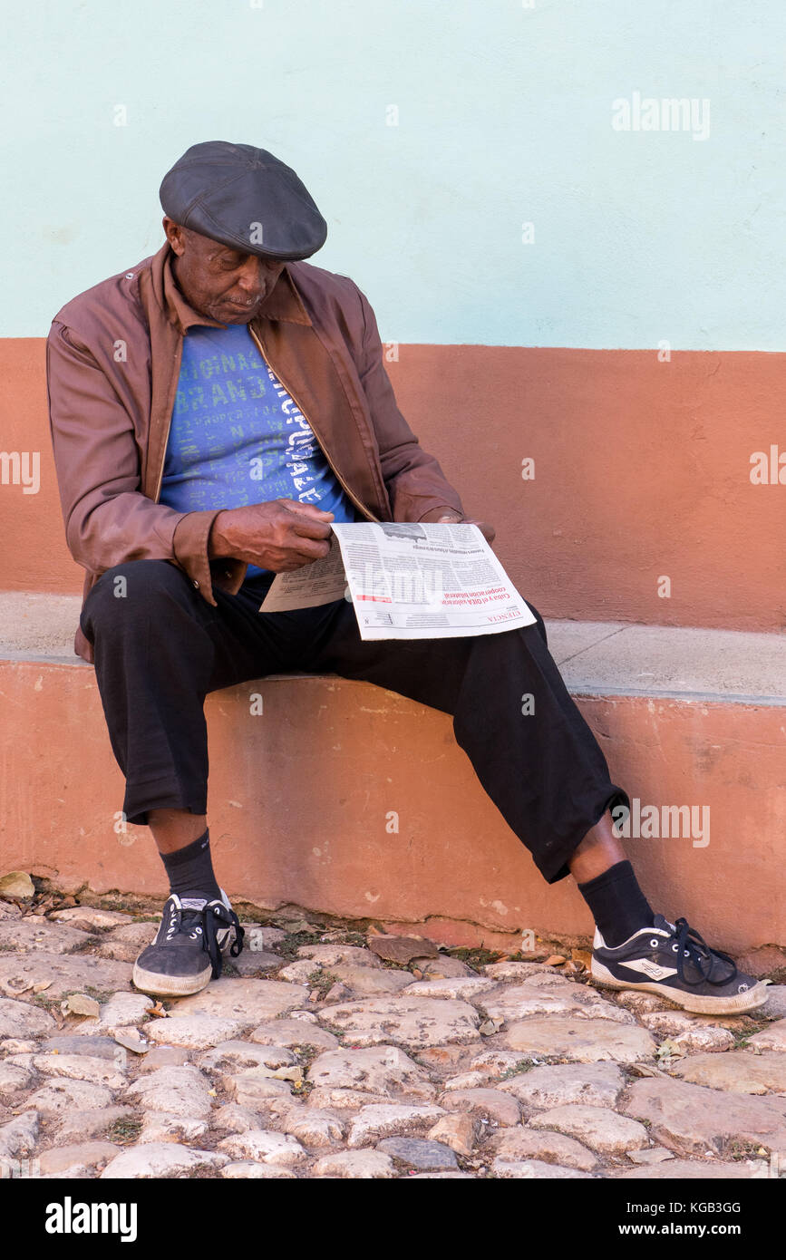 Man reading newspaper , Trinidad Cuba Banque D'Images