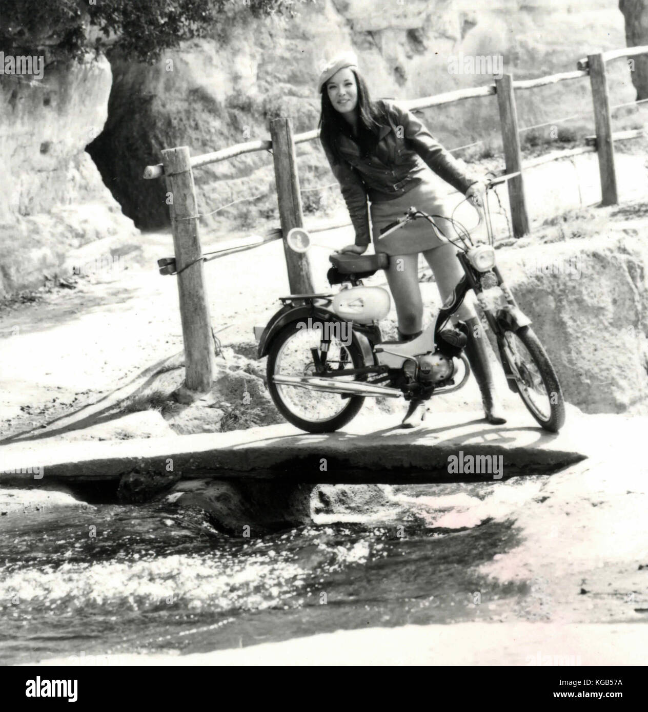 Le modèle de 1970 avec chapeau et du cyclomoteur Banque D'Images