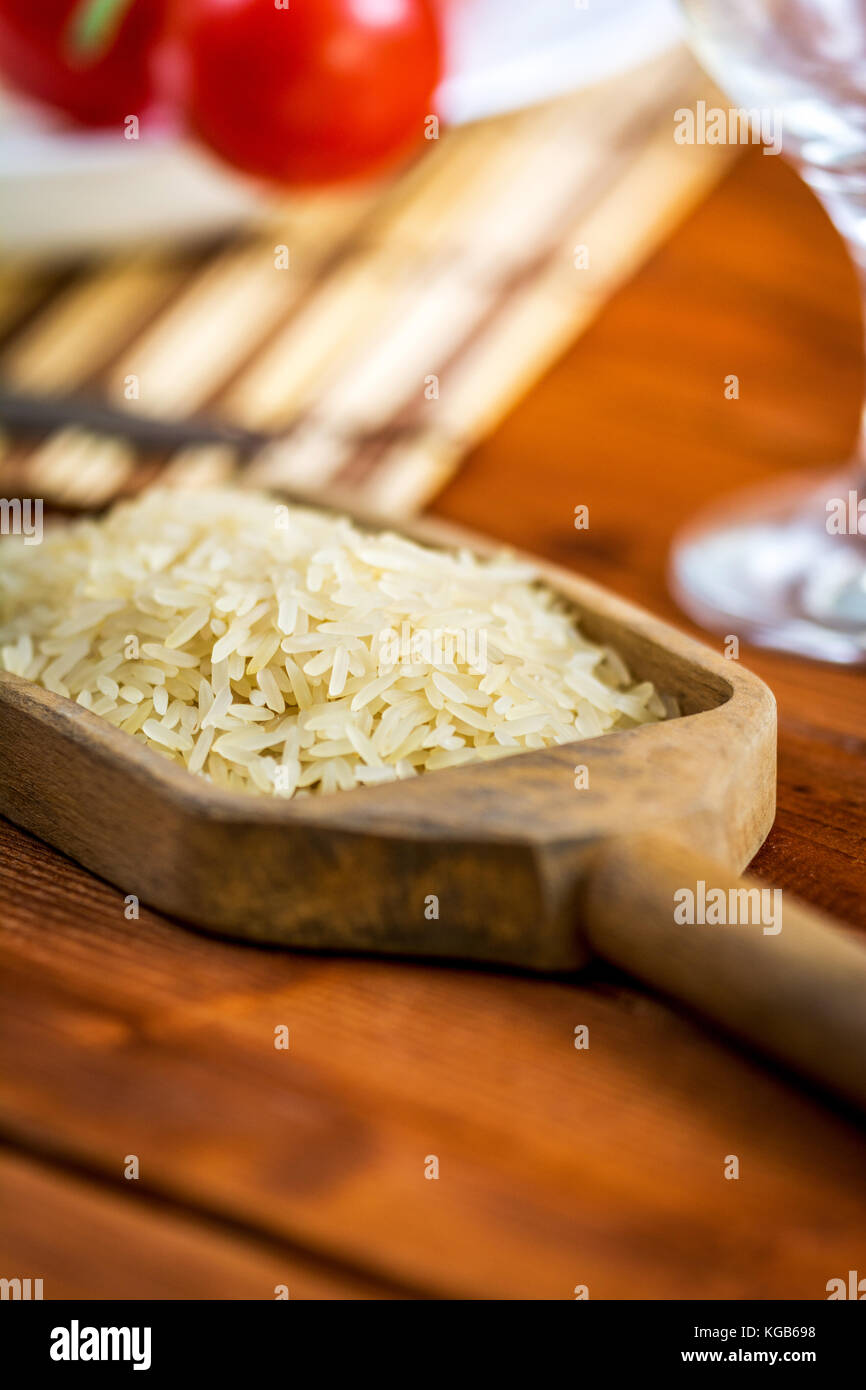 Balancier en bois brut sur le riz sur la table en bois Banque D'Images