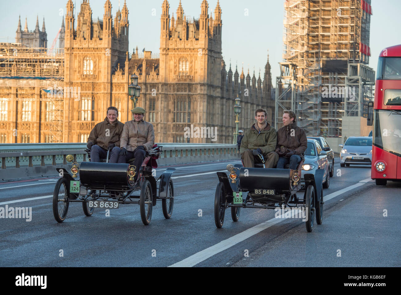 5 novembre 2017. Bonhams de Londres à Brighton, la course automobile de vétéran, la plus longue course automobile au monde, 1902 Oldsmobile traversent le pont de Westminster. Banque D'Images