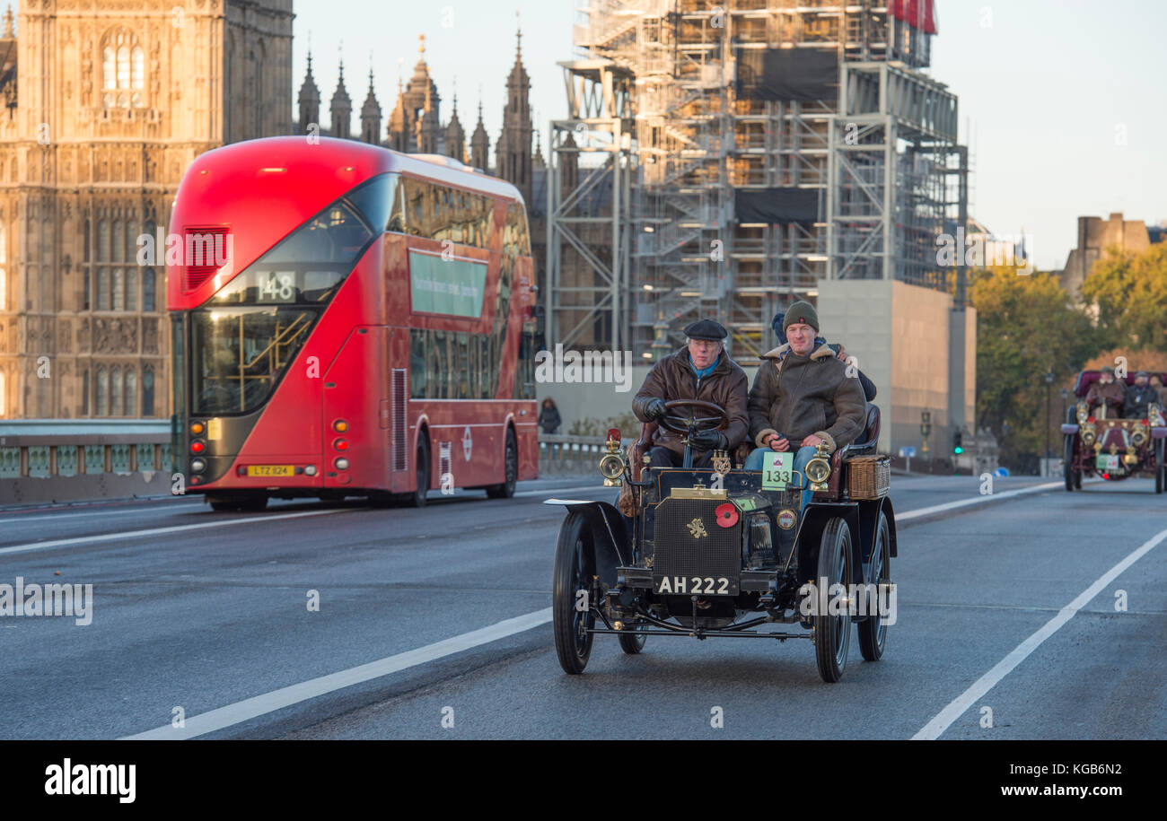 5 novembre 2017. Bonhams London à Brighton, la course automobile de vétéran, la plus longue course automobile au monde, 1902 Peugeot sur le pont de Westminster. Banque D'Images