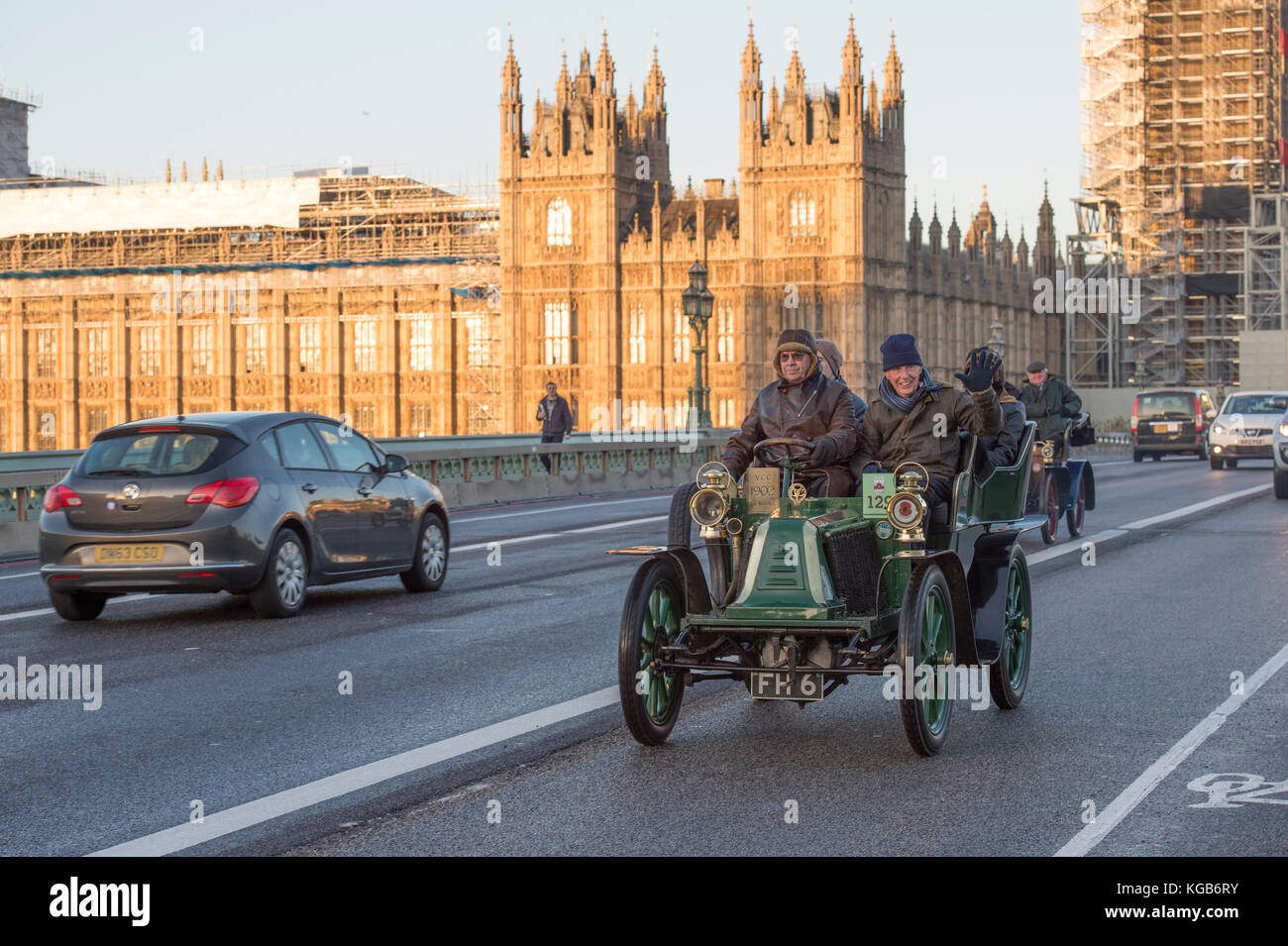 5 novembre 2017. Bonhams de Londres à Brighton, la course automobile vétéran, la plus longue course automobile au monde, 1902 Renault sur le pont de Westminster. Banque D'Images