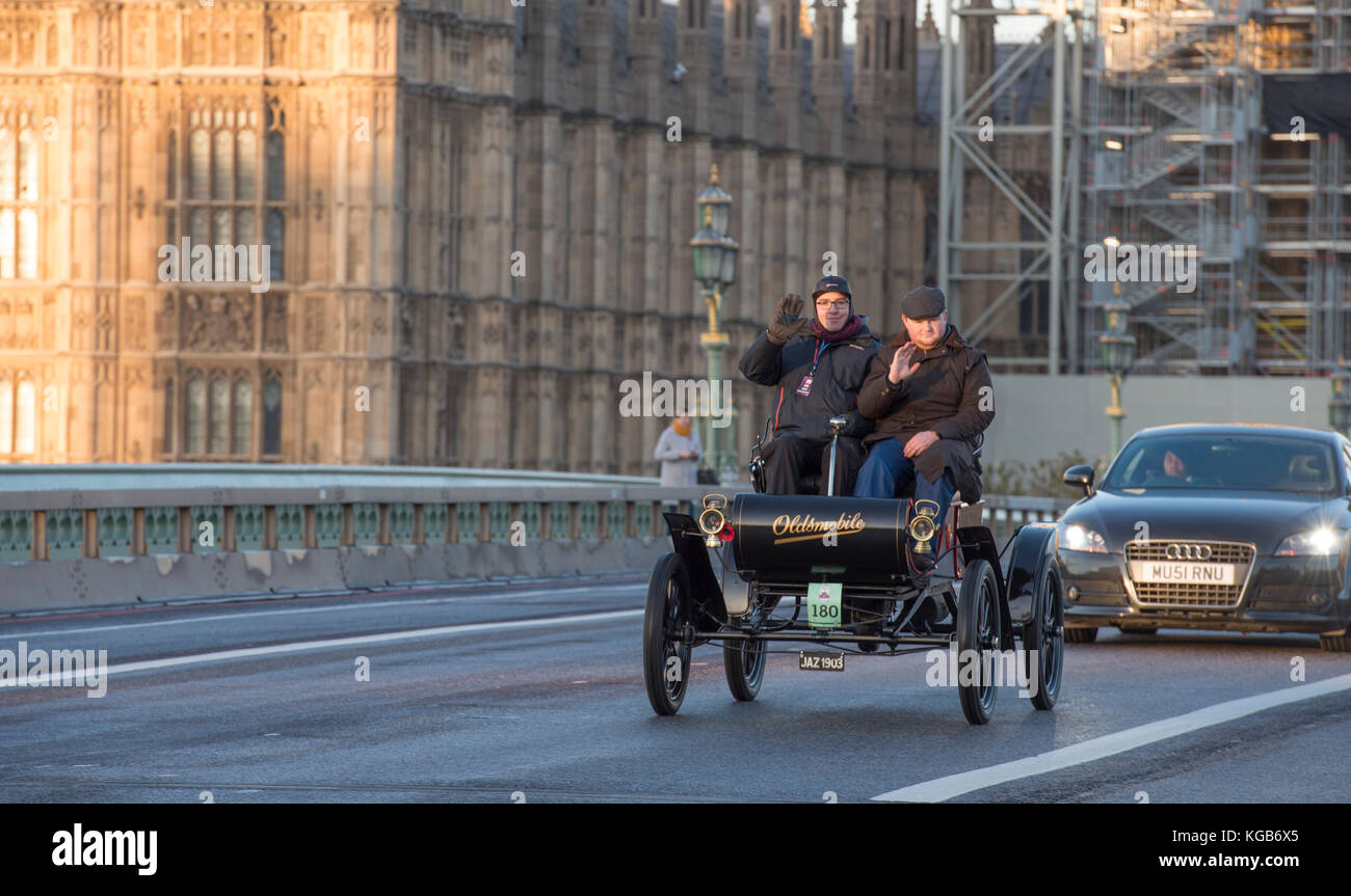 5 novembre 2017. Bonhams de Londres à Brighton, la course de voiture de vétéran, la plus longue course automobile au monde, 1903 Oldsmobile sur le pont de Westminster. Banque D'Images