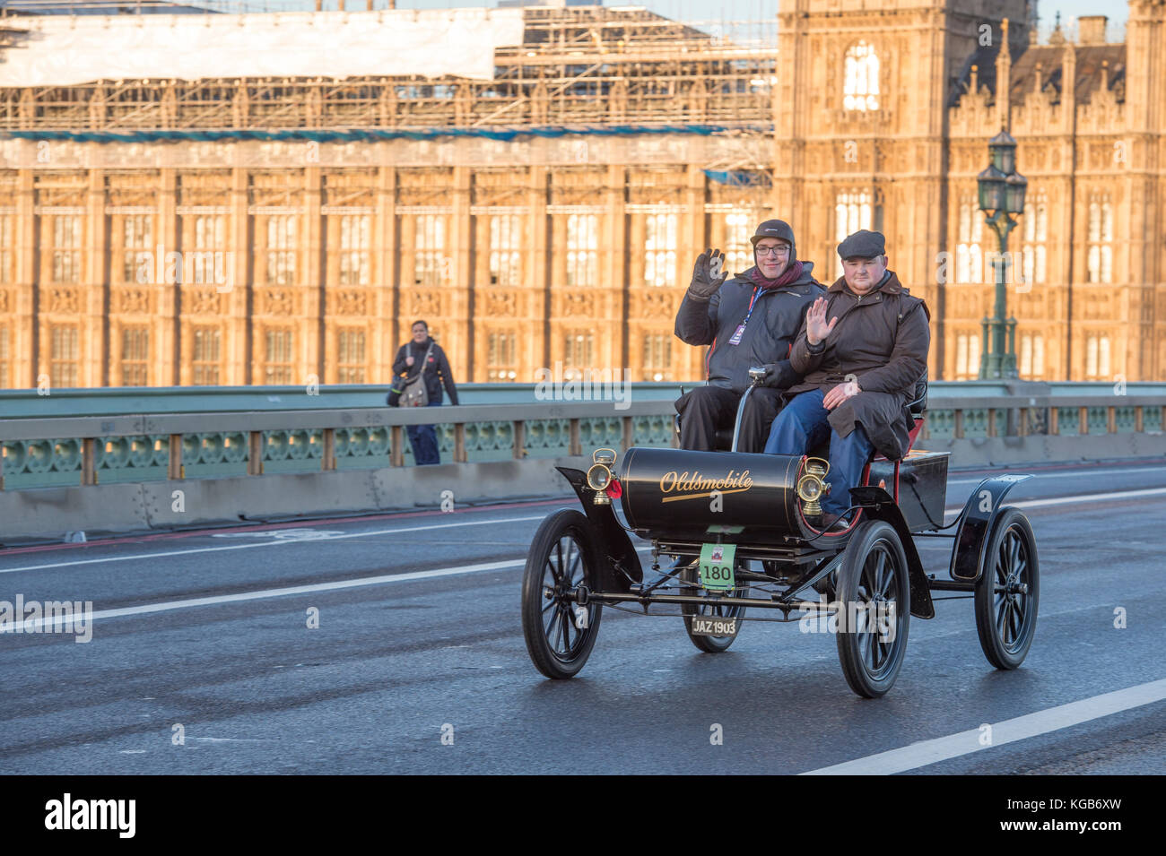 5 novembre 2017. Bonhams de Londres à Brighton, la course de voiture de vétéran, la plus longue course automobile au monde, 1903 Oldsmobile sur le pont de Westminster. Banque D'Images