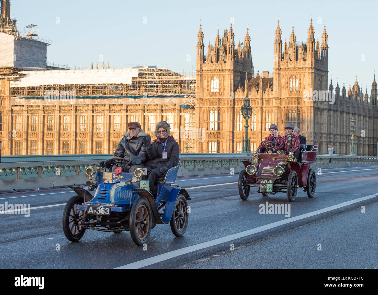 5 novembre 2017. Bonhams London à Brighton, la course automobile de vétéran, la plus longue course automobile au monde, 1903 Peugeot sur le pont de Westminster. Banque D'Images