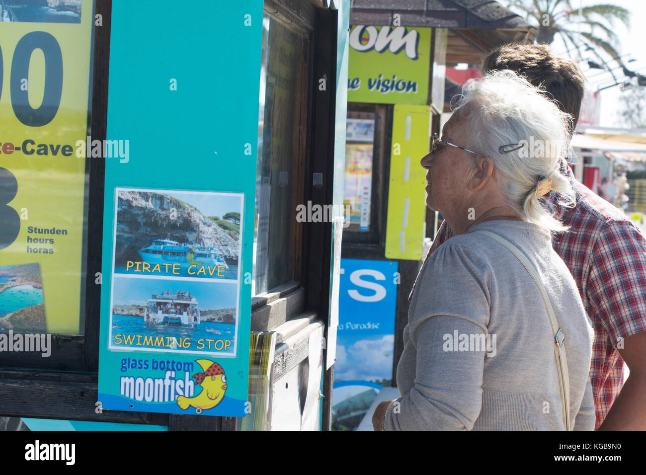 Jeune homme et sa grand-mère par la mer, Mallorca, Espagne Banque D'Images