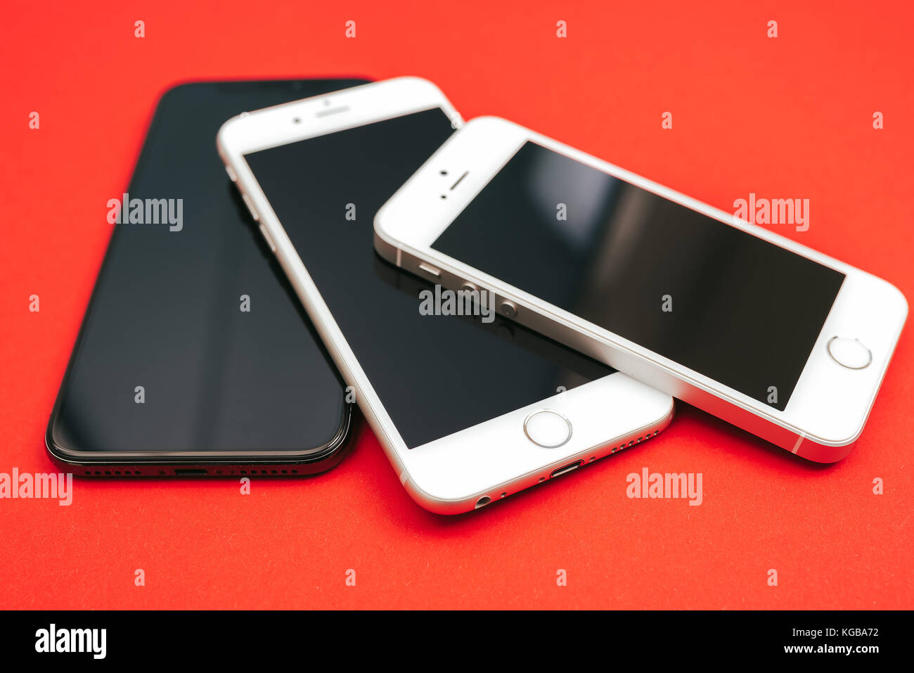 KAUNAS, LITUANIE - 05 NOVEMBRE 2017 : comparaison de la taille de l'Apple iPhone 6S, SE et nouvel iphone smartphone phare 10 Banque D'Images