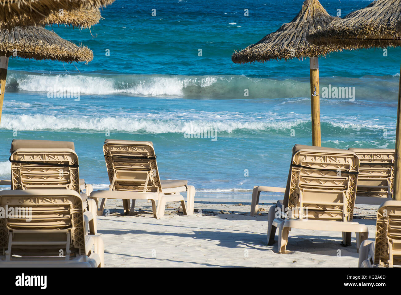 Transats et parasols sur la plage de s'illot, Majorque, Espagne Banque D'Images