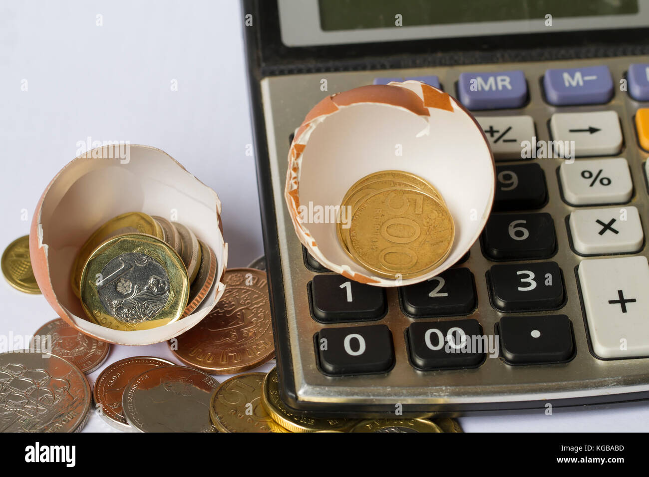 Calcul de l'investissement d'entreprise / planification financière d'entreprise / démarrage d'entreprise illustré avec coquille d'œuf, calculatrice, et pièces de monnaie Banque D'Images
