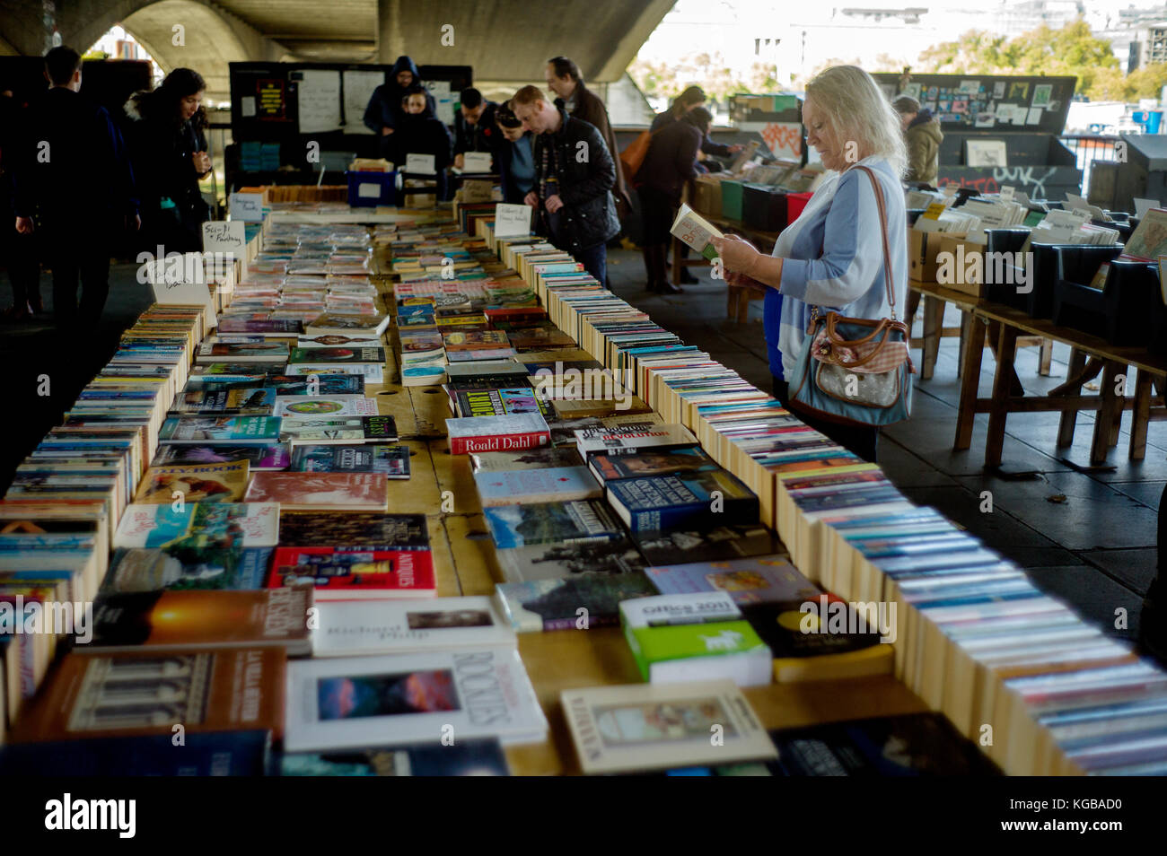 Londres, Angleterre, Royaume-Uni. Secondhand books cale sur la Southbank benearth Waterloo Bridge. 4 Novemember 2017 Banque D'Images