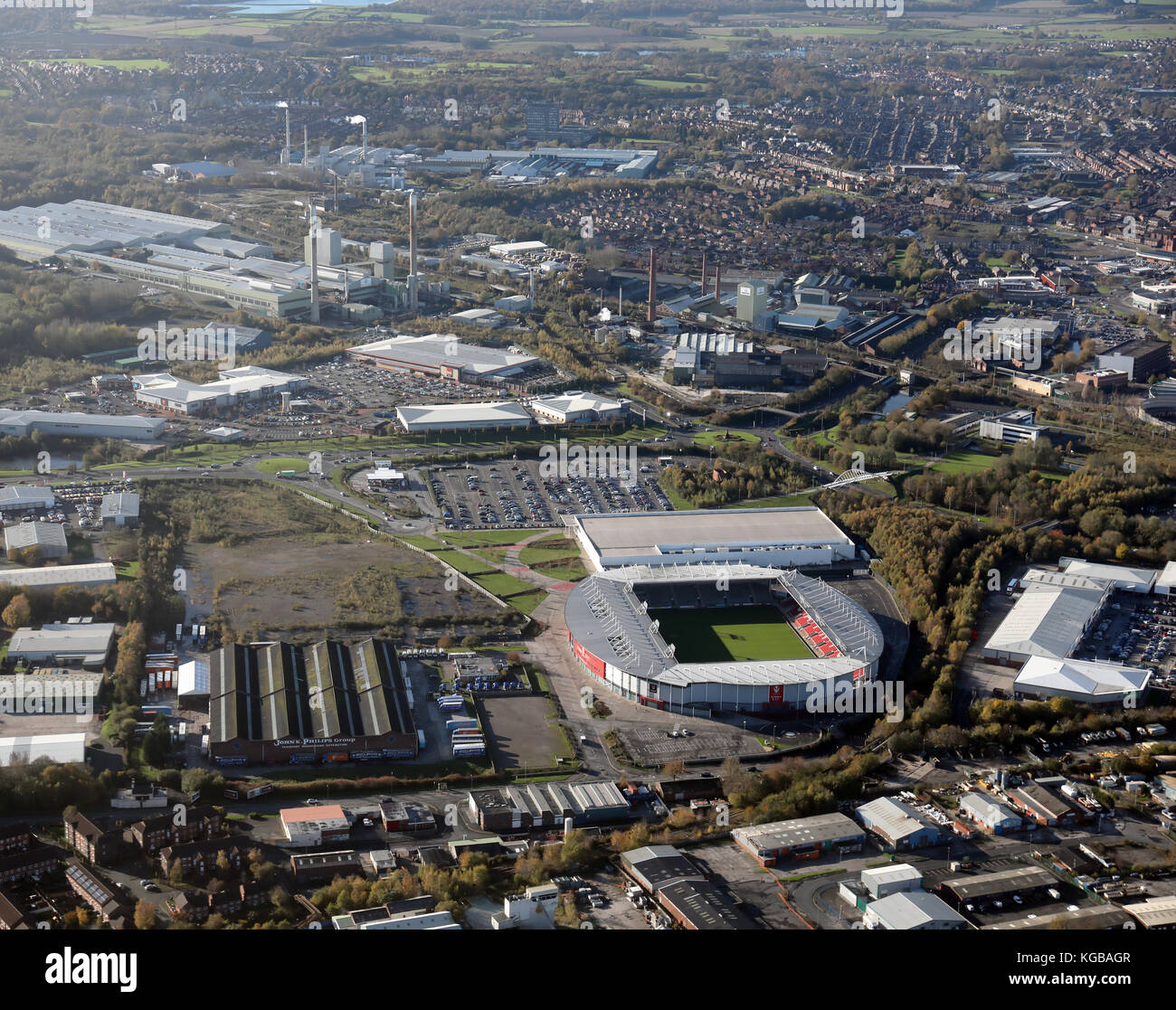 Vue aérienne de St Helens Rugby & Pilkingtons ville dont la masse, Merseyside, Royaume-Uni Banque D'Images