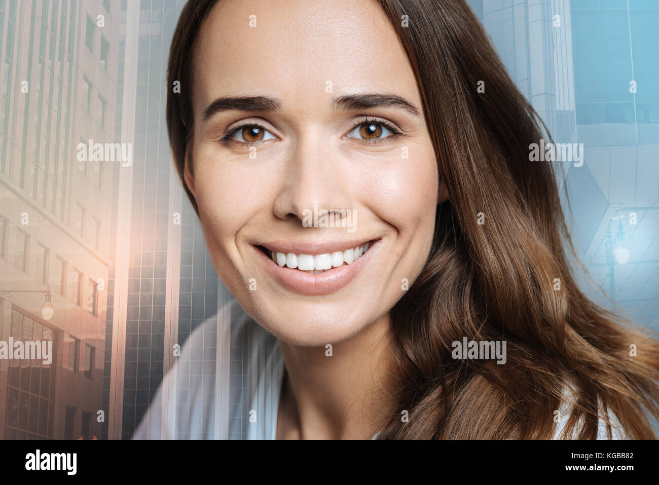 Portrait d'une femme gaie ravi Banque D'Images