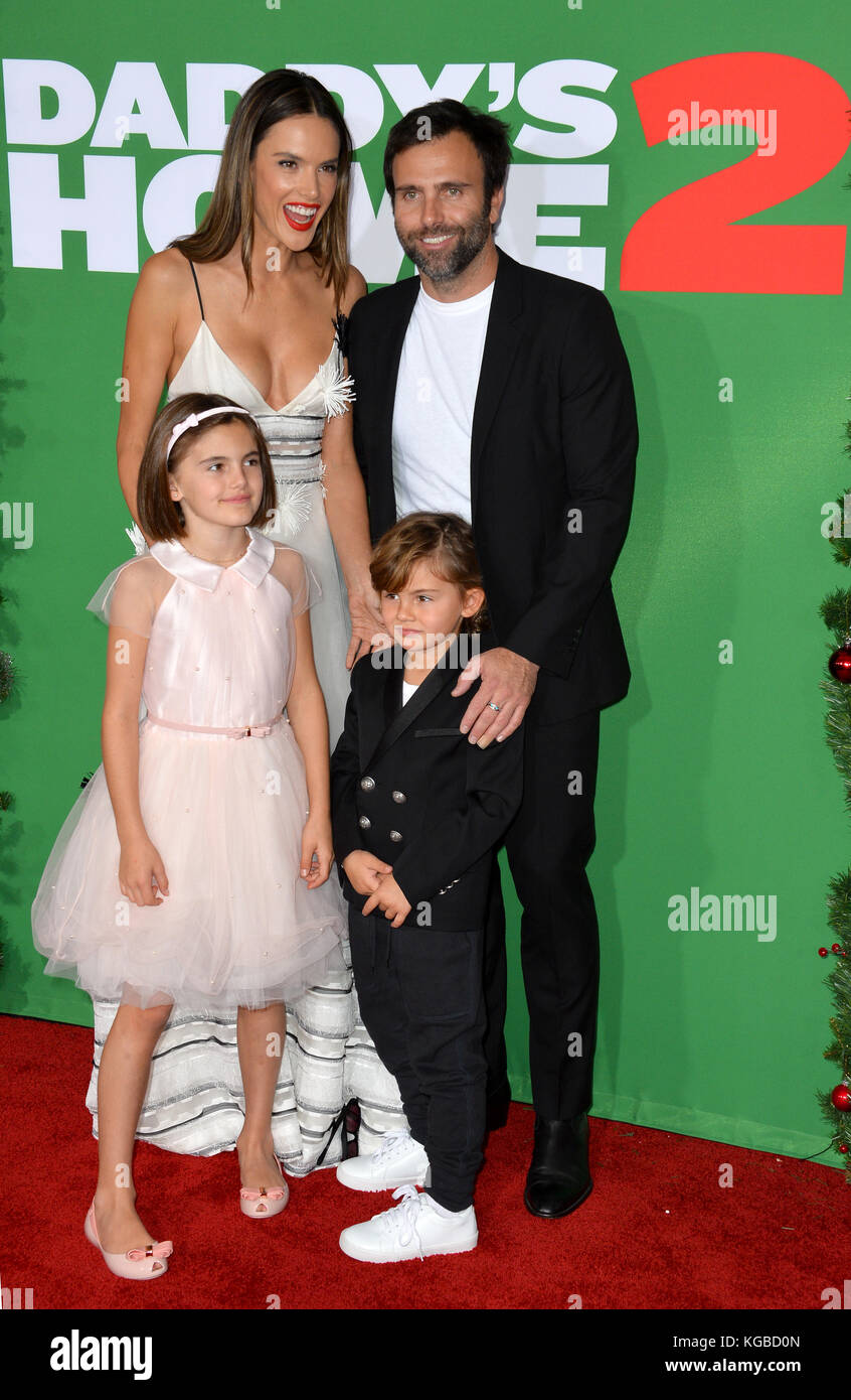 Los Angeles, États-Unis. 05 novembre 2017. Alessandra Ambrosio et Jamie Mazur et leur famille à la première de « Daddy's Home 2 » au Regency Village Theatre, Westwood. Crédit photo : Sarah Stewart/Alamy Live News Banque D'Images