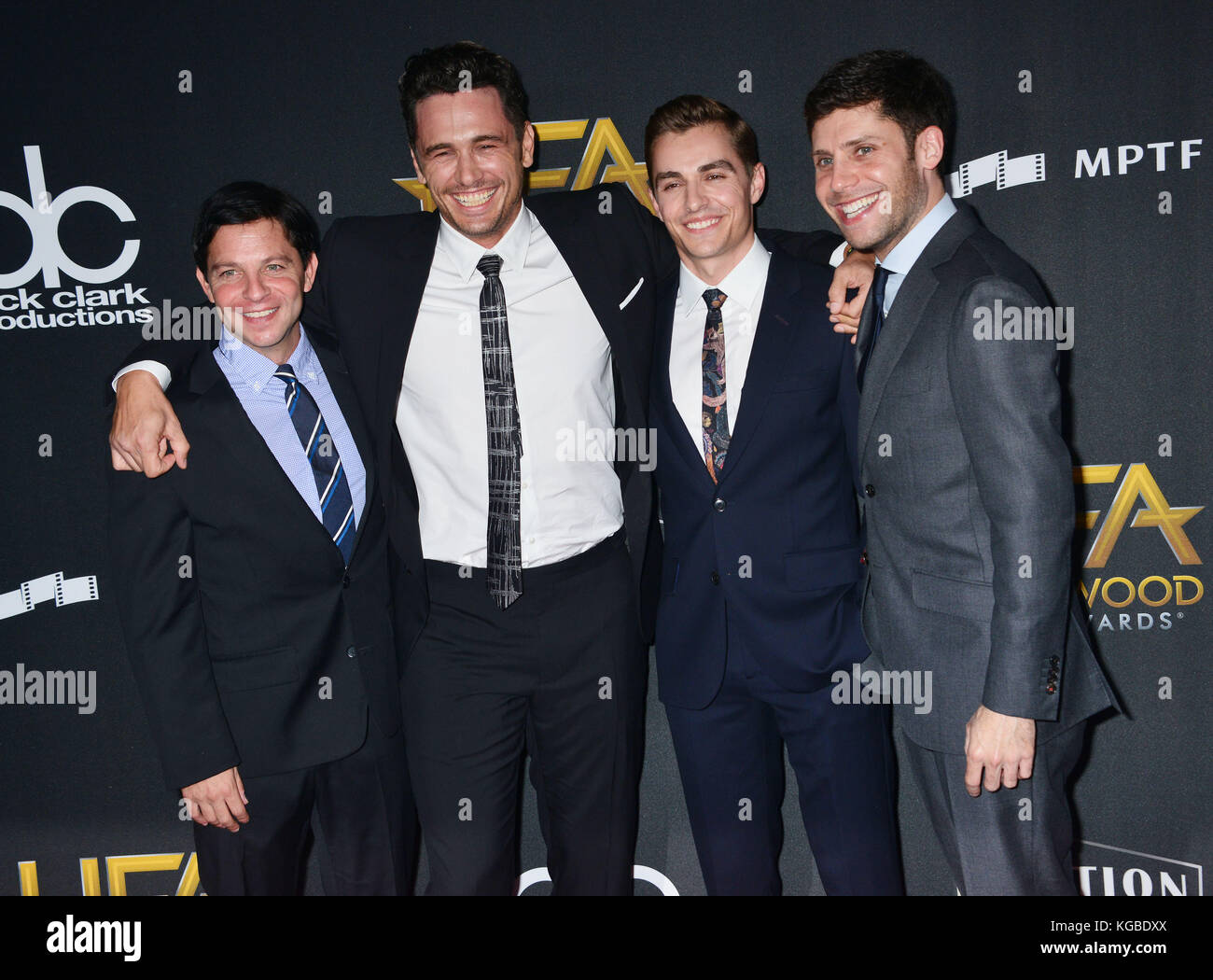 Los Angeles, USA. 05Th nov, 2017. ames franco et Dave franco (c) posent avec des personnes honorées, scott neustadter (l) et Michael h. weber participe à la 21e édition de Hollywood Film Awards au Beverly Hilton Hotel le 5 novembre 2017 à Beverly Hills, Californie / usa crédit : tsuni/Alamy live news Banque D'Images