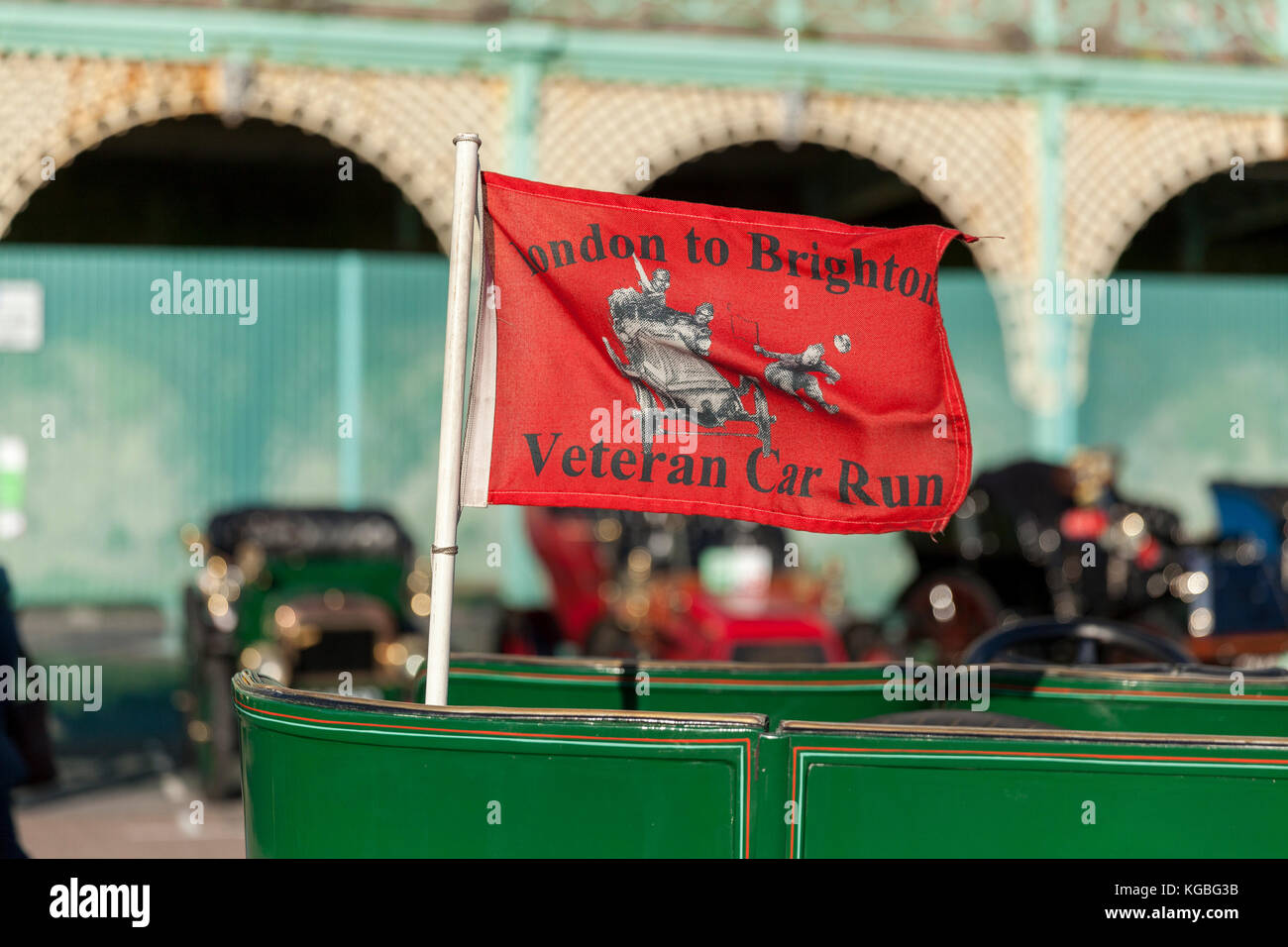 Brighton, UK. 5 novembre, 2017. Londres à Brighton veteran car run 2017 montrant drapeau sur crédit voiture : Stuart price/Alamy live news Banque D'Images