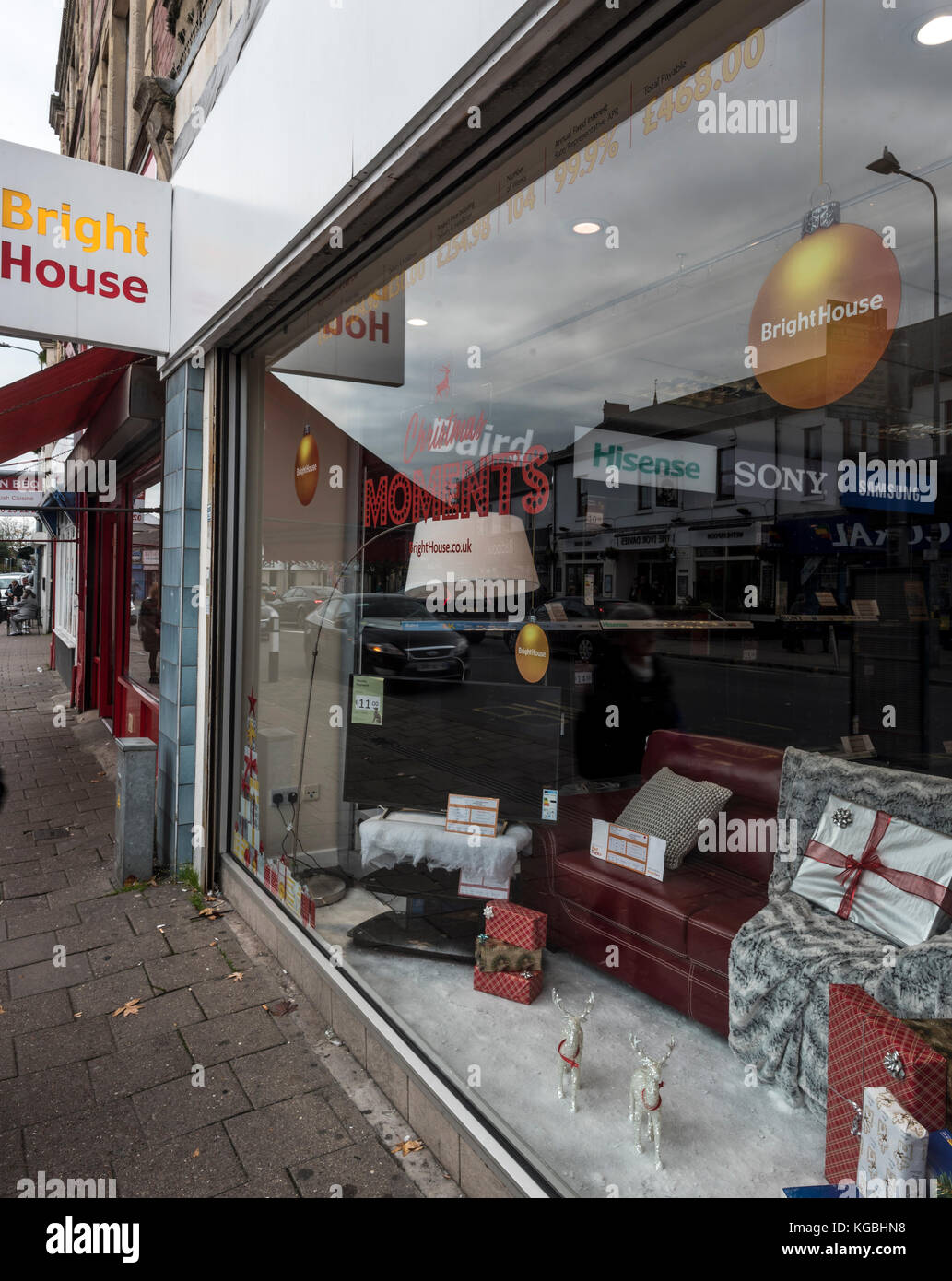 Cardiff, Wales, UK. 6Th nov 2017. location-vente brighthouse store front détaillant à Cardiff. le détaillant qui a eu à rembourser €14,8m à la suite d'une enquête menée par la Caf au début de cette année est mentionné dans la publication du paradis des papiers avec la reine elizabeth ii faisant un £10m d'investissement étranger privé via le duché de Lancaster qui supervisent les investissements de sa succession. Photo credit : Ian homer/Alamy live news Banque D'Images